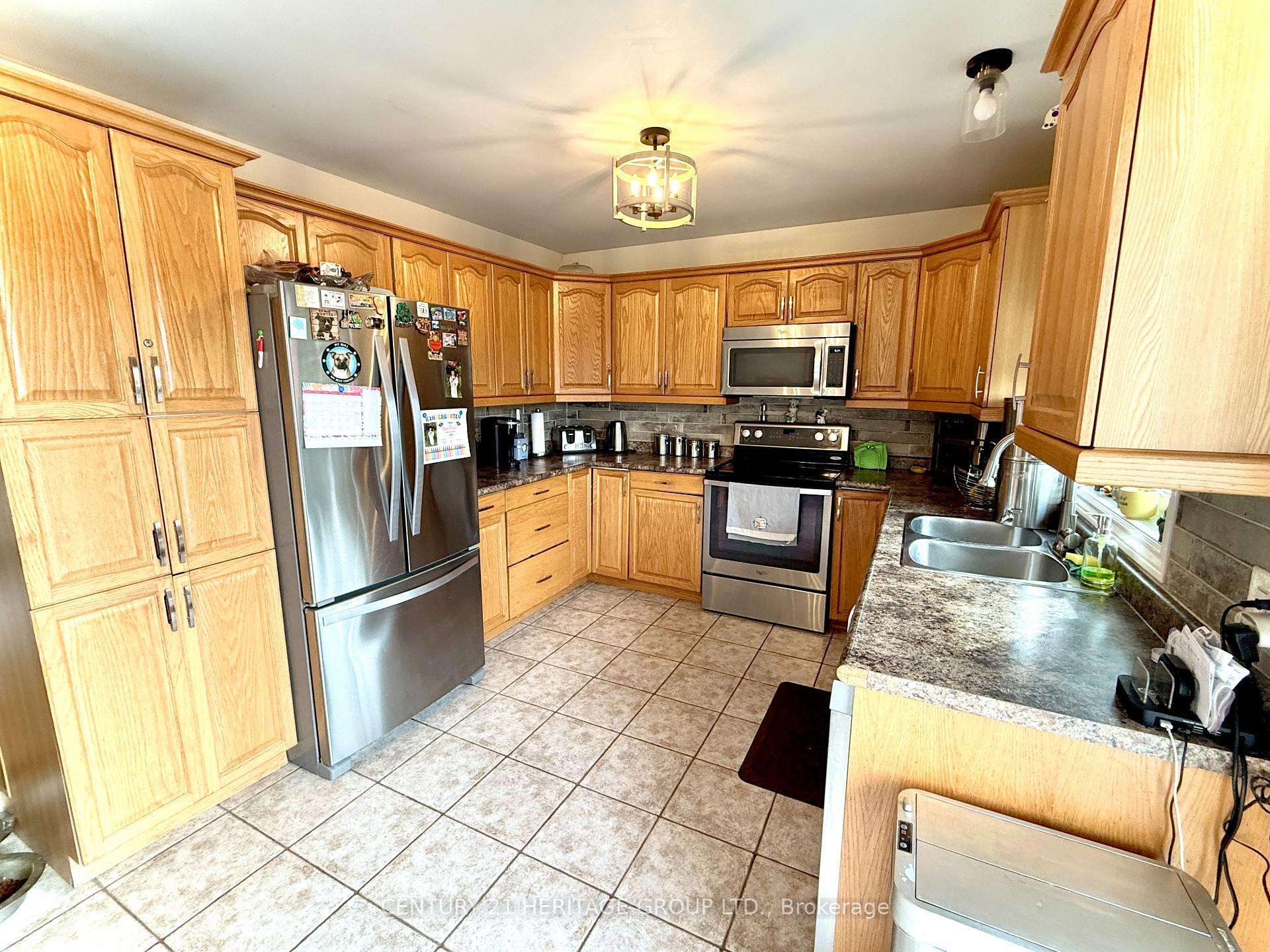Photo 8 of 16 Eakins Crescent, Kawartha Lakes, Lindsay — HOMEH