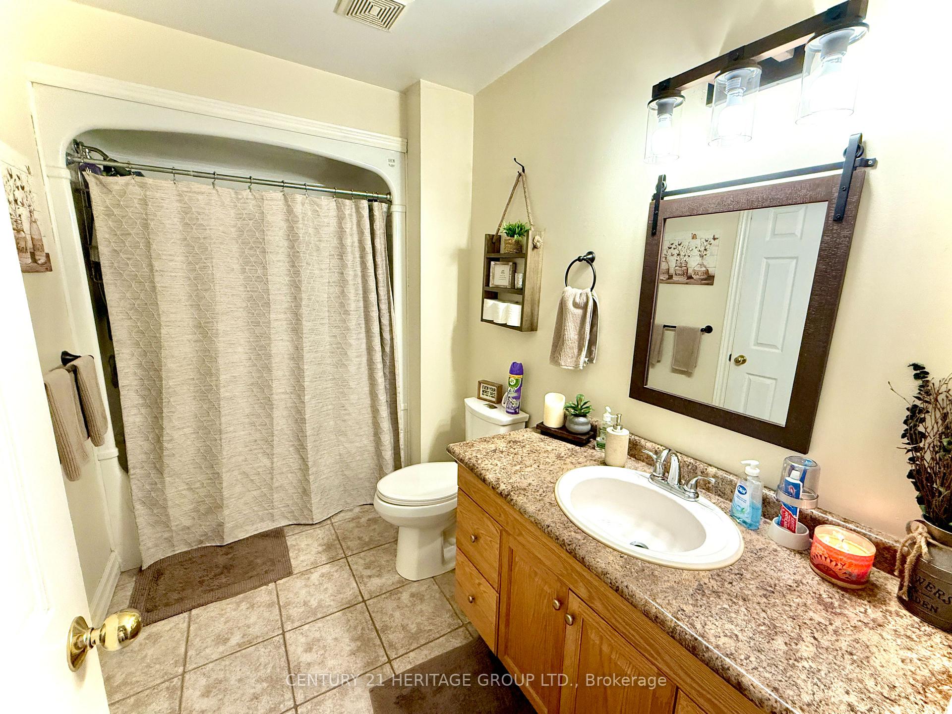 Photo 11 of 16 Eakins Crescent, Kawartha Lakes, Lindsay — HOMEH
