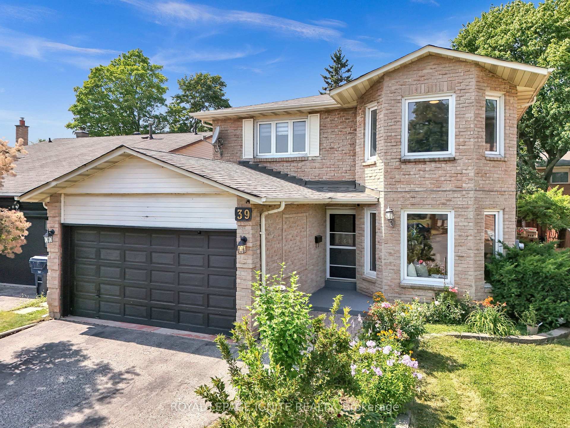 Front of 39 Saddleback Court