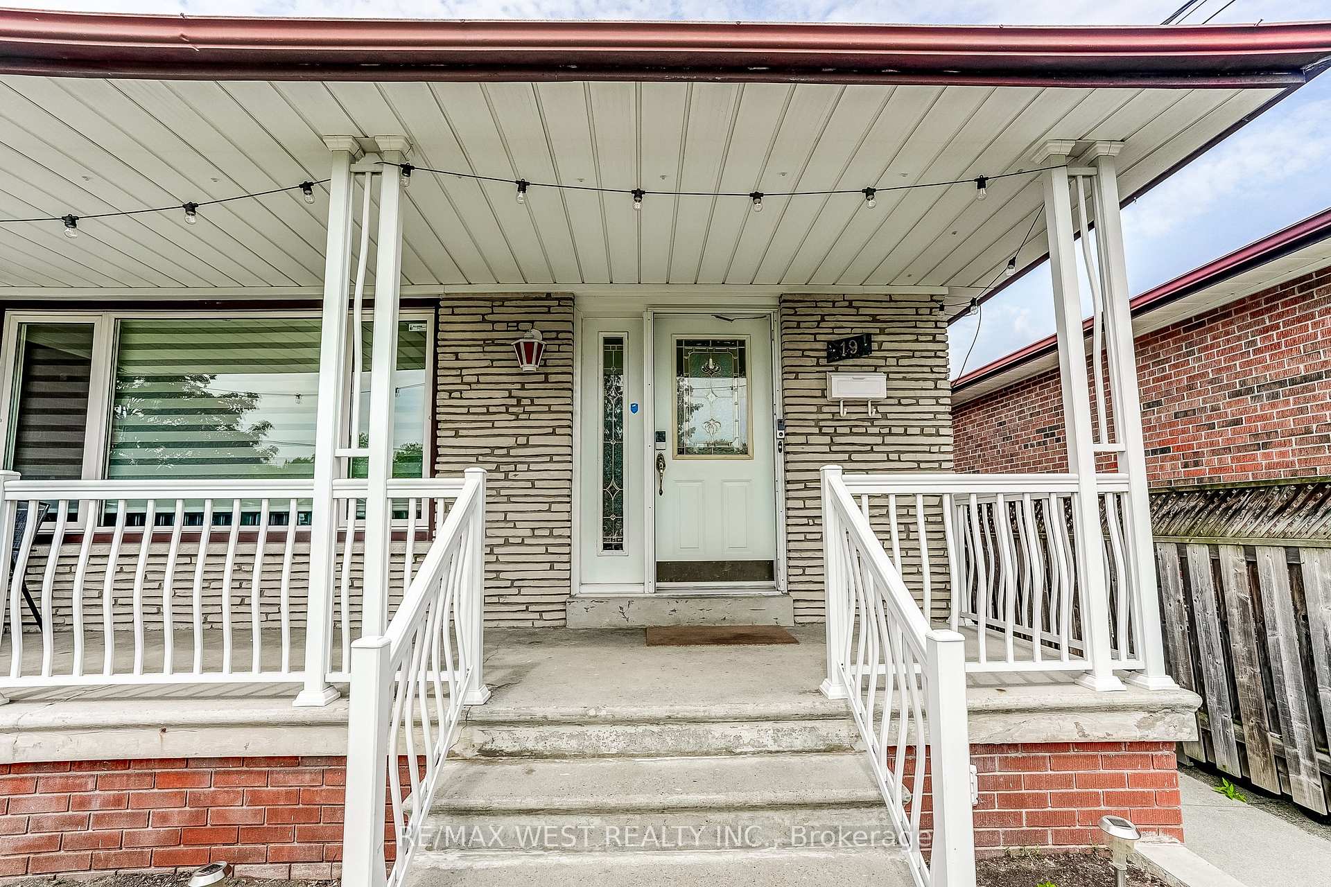 Photo 2 of 19 Archway Crescent, North York, Humbermede — HOMEH