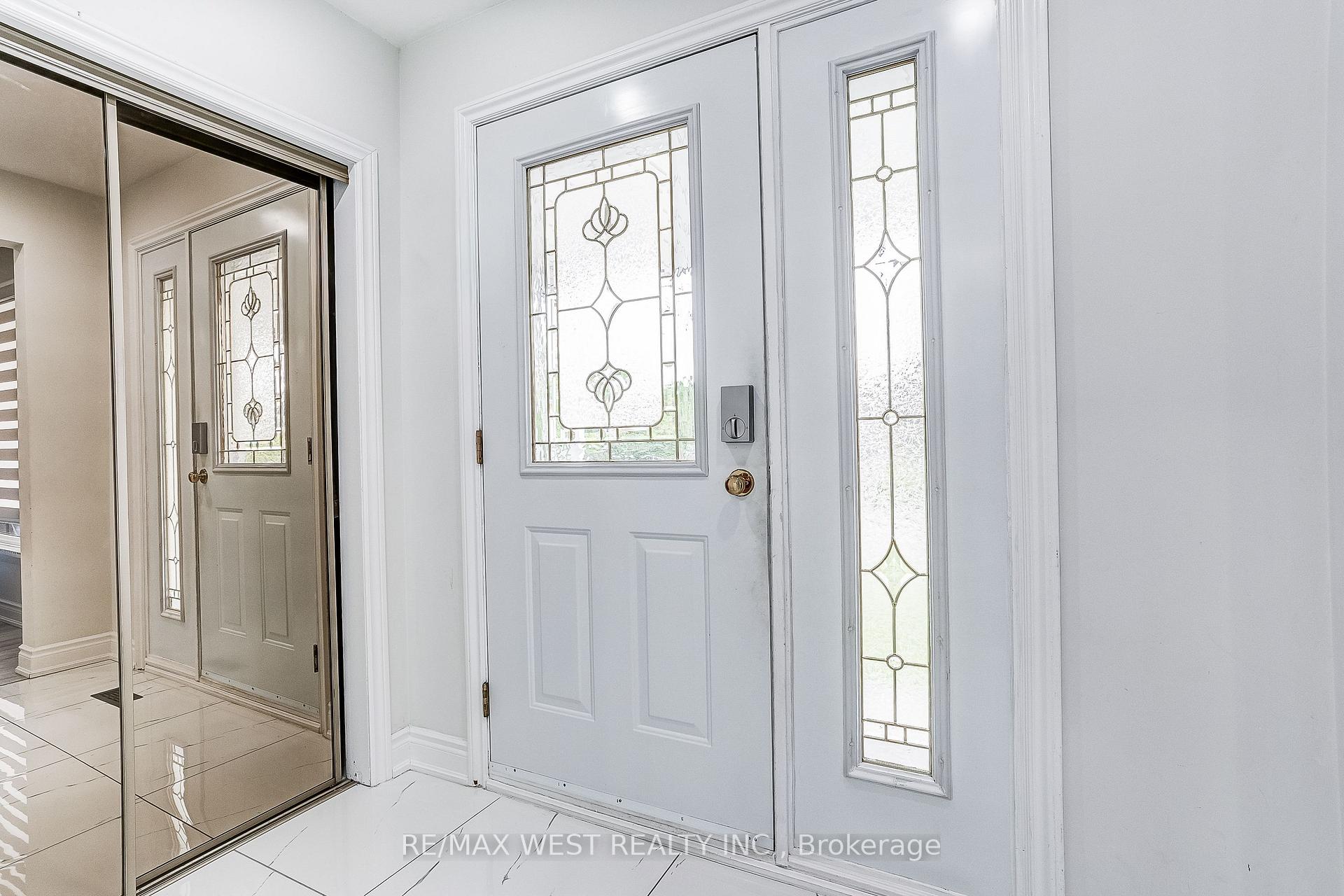 Photo 3 of 19 Archway Crescent, North York, Humbermede — HOMEH