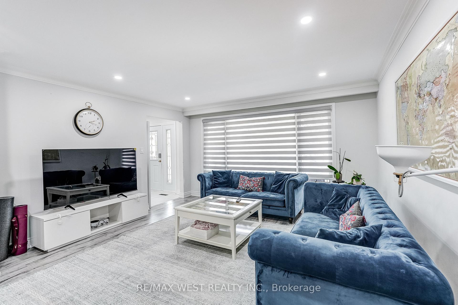 Photo 4 of 19 Archway Crescent, North York, Humbermede — HOMEH