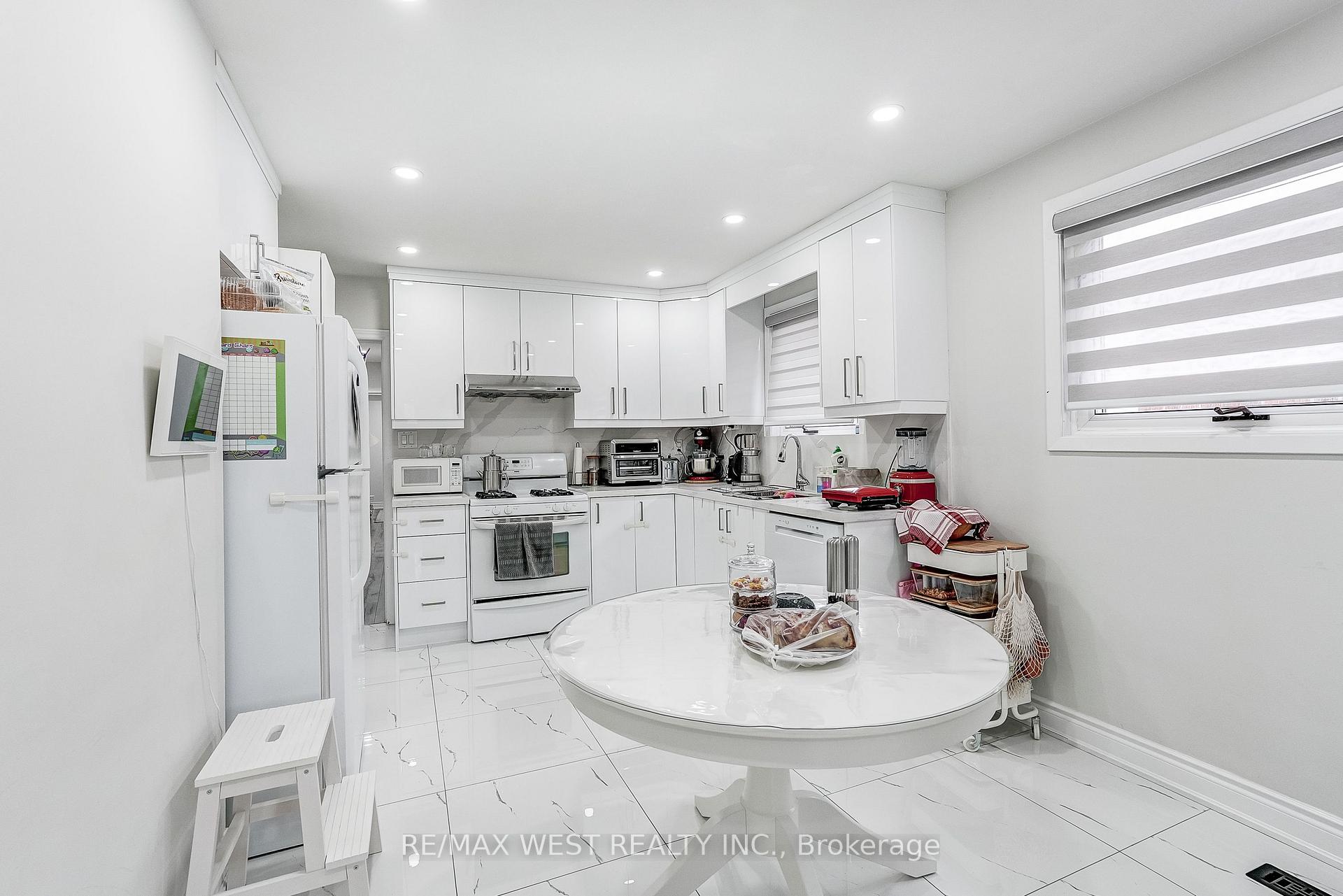 Photo 7 of 19 Archway Crescent, North York, Humbermede — HOMEH