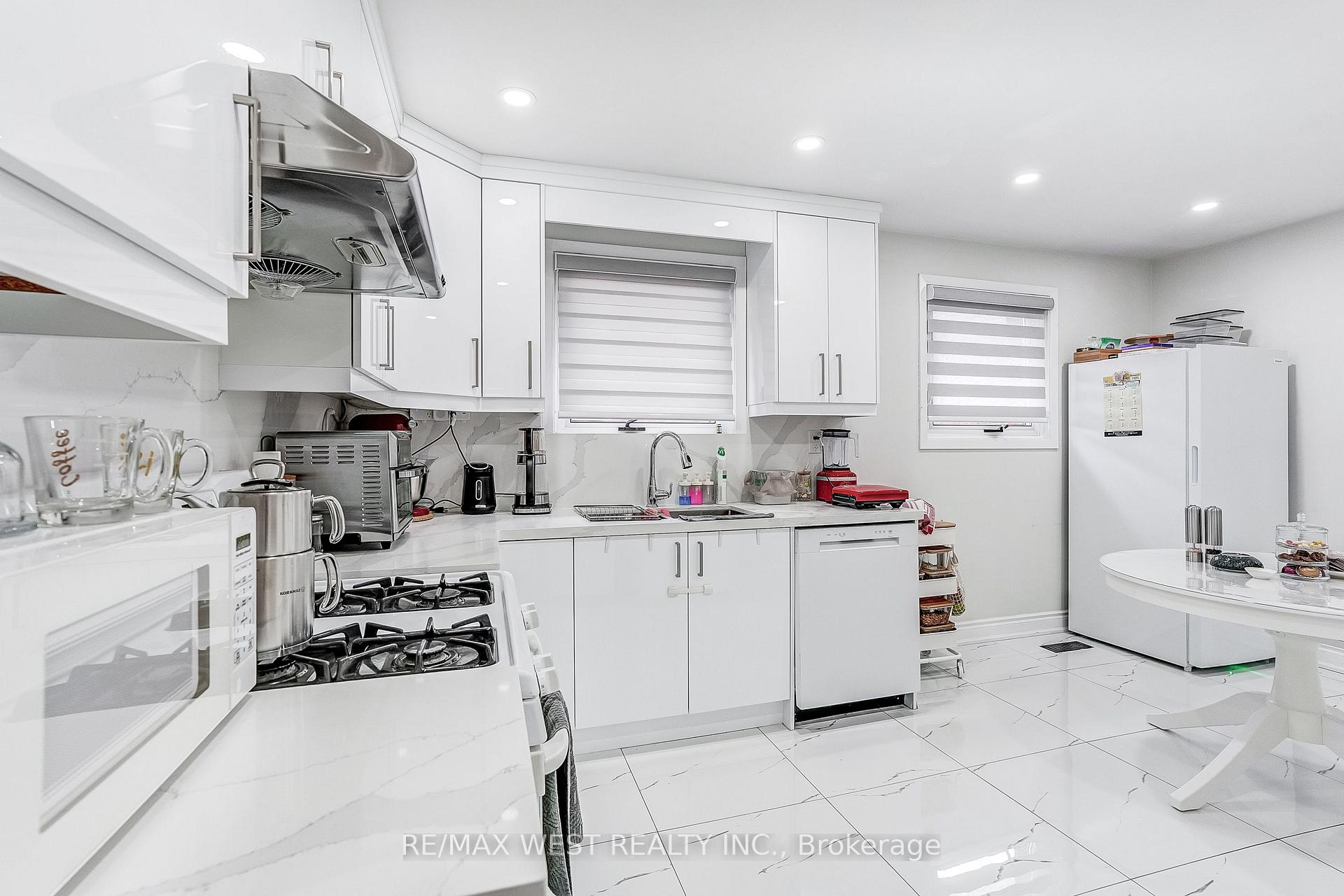 Photo 8 of 19 Archway Crescent, North York, Humbermede — HOMEH