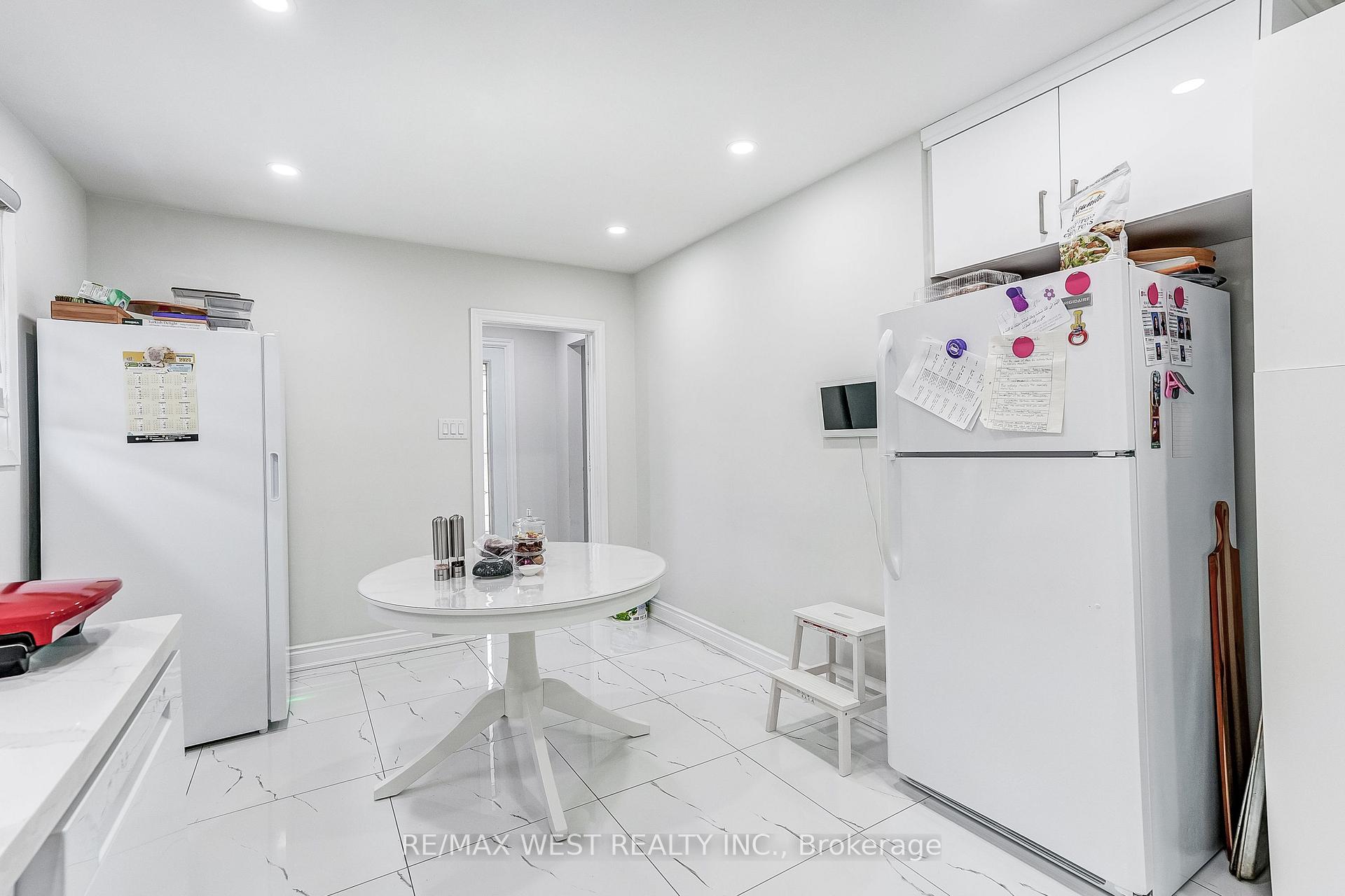 Photo 9 of 19 Archway Crescent, North York, Humbermede — HOMEH