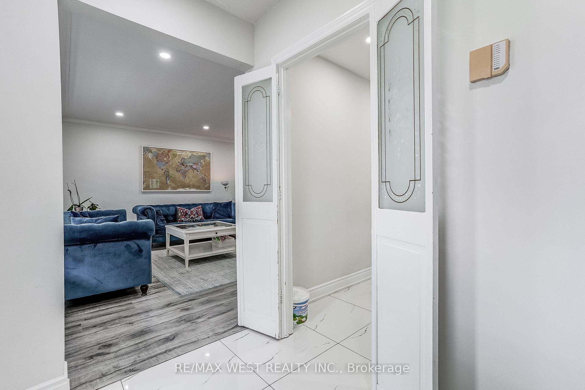 Photo 11 of 19 Archway Crescent, North York, Humbermede — HOMEH