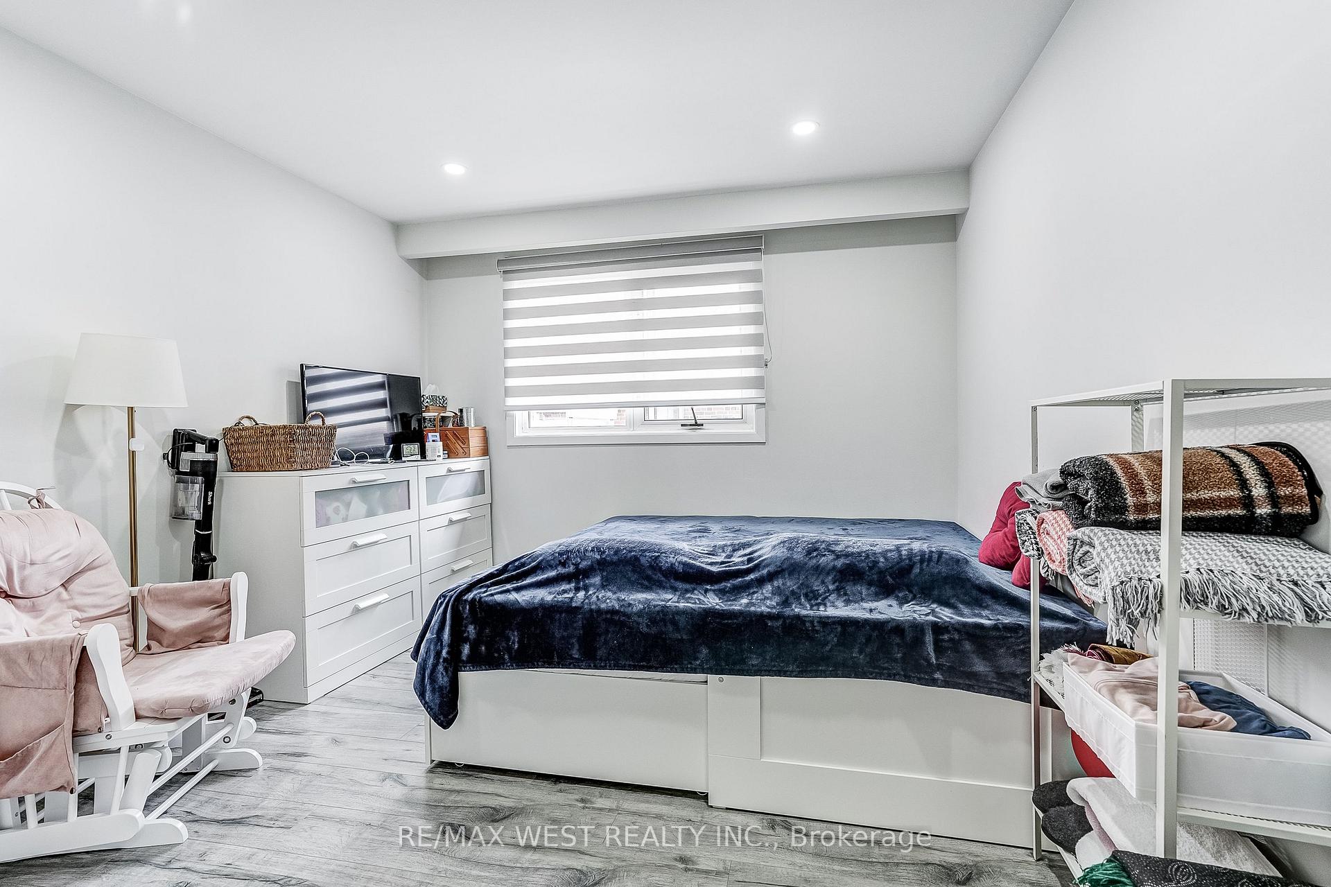 Photo 13 of 19 Archway Crescent, North York, Humbermede — HOMEH