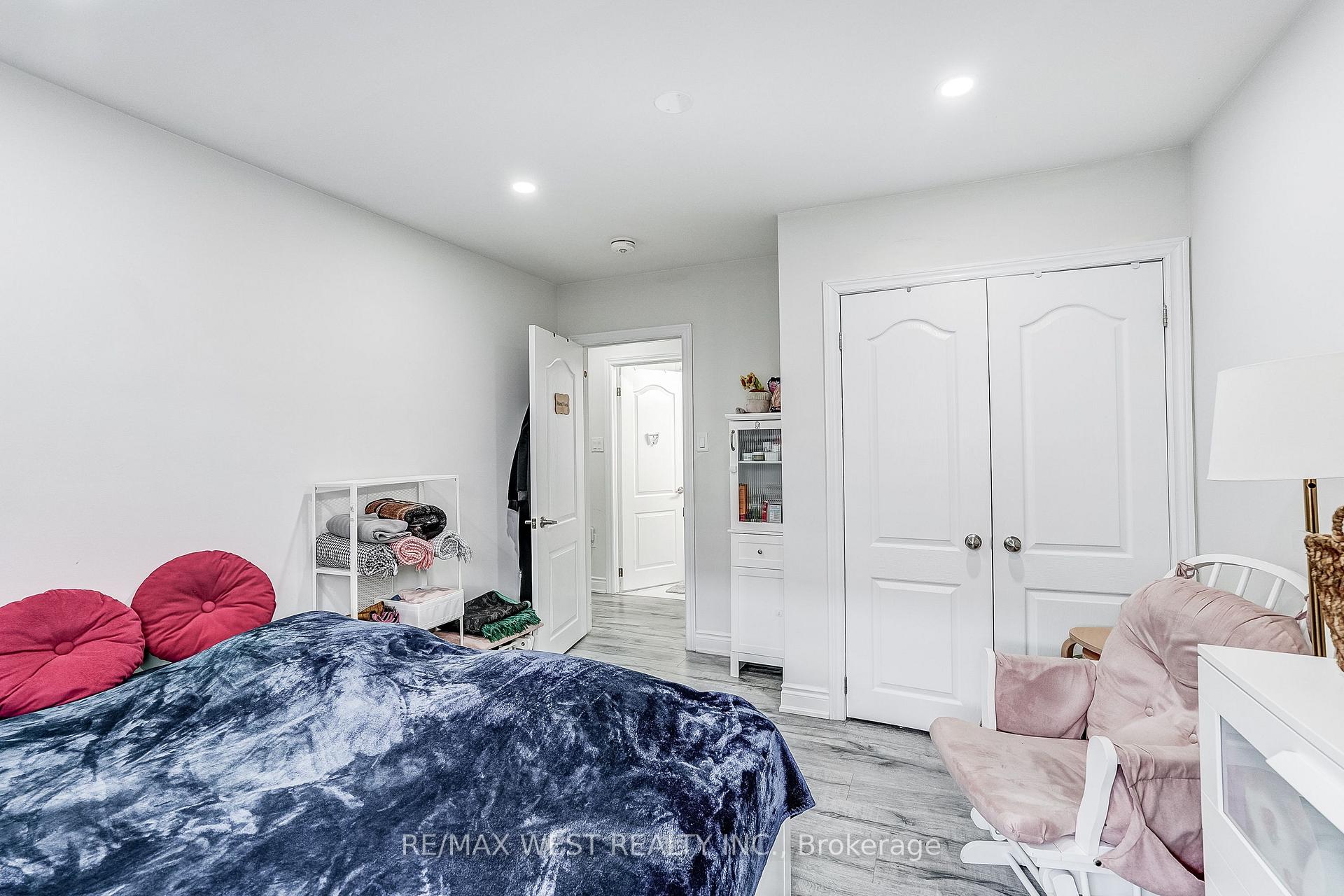 Photo 14 of 19 Archway Crescent, North York, Humbermede — HOMEH