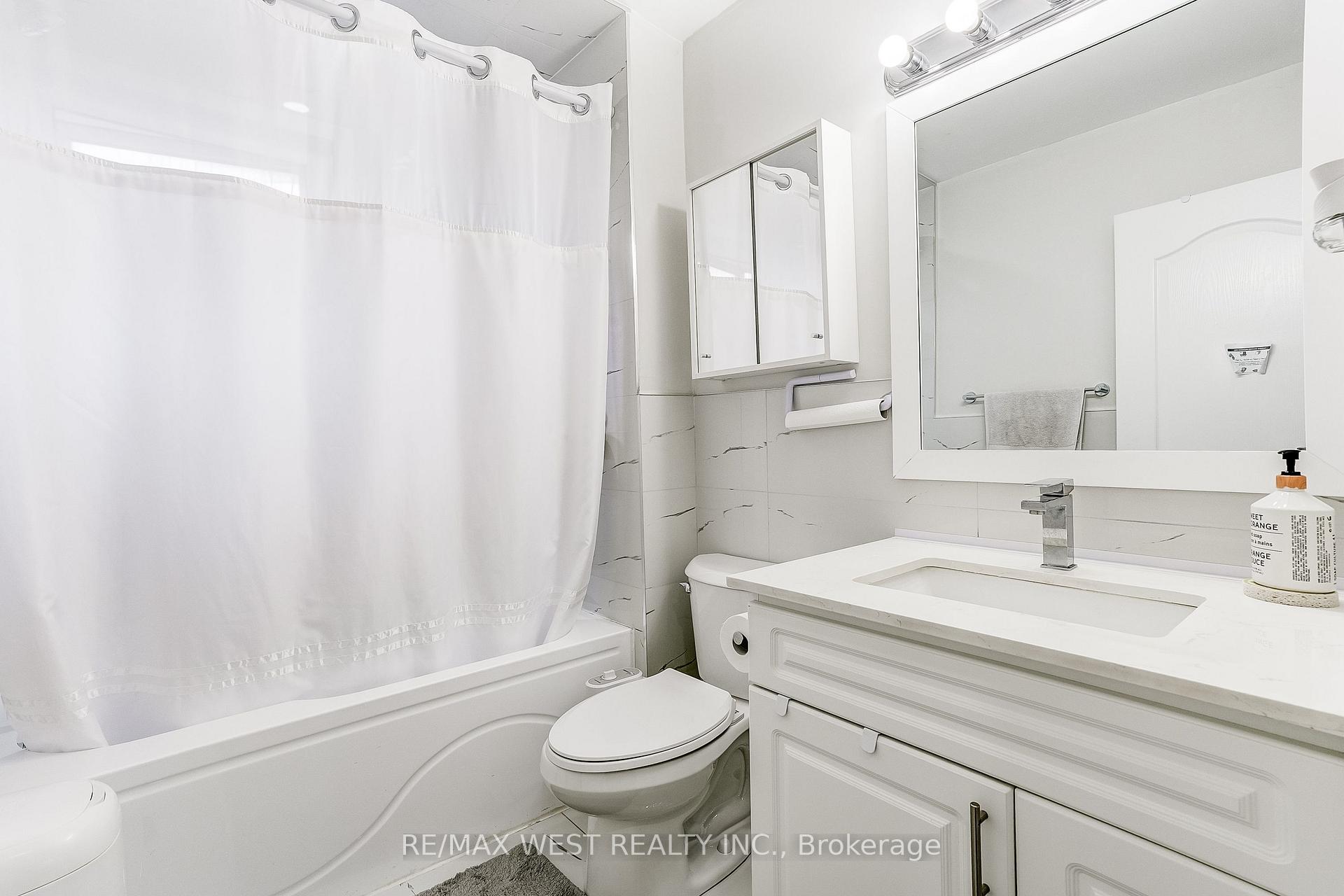 Photo 15 of 19 Archway Crescent, North York, Humbermede — HOMEH