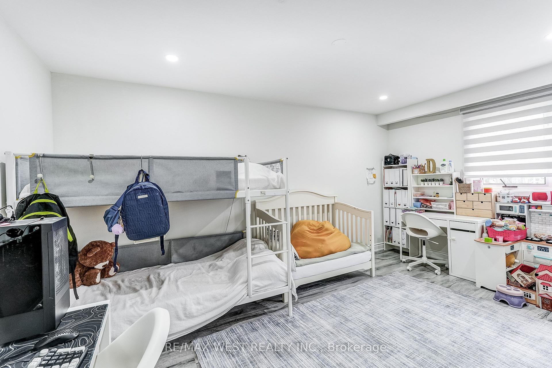 Photo 16 of 19 Archway Crescent, North York, Humbermede — HOMEH