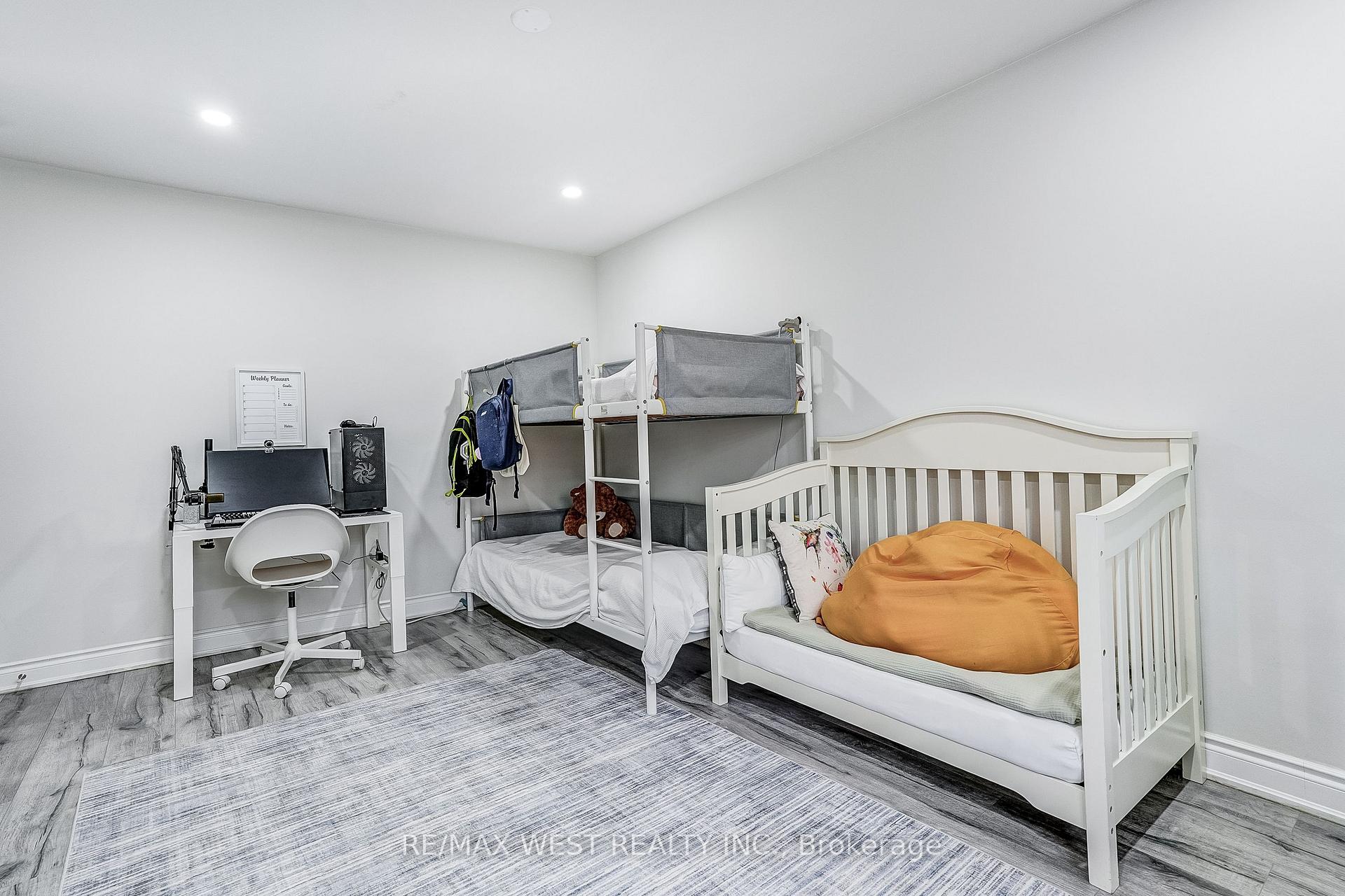 Photo 17 of 19 Archway Crescent, North York, Humbermede — HOMEH
