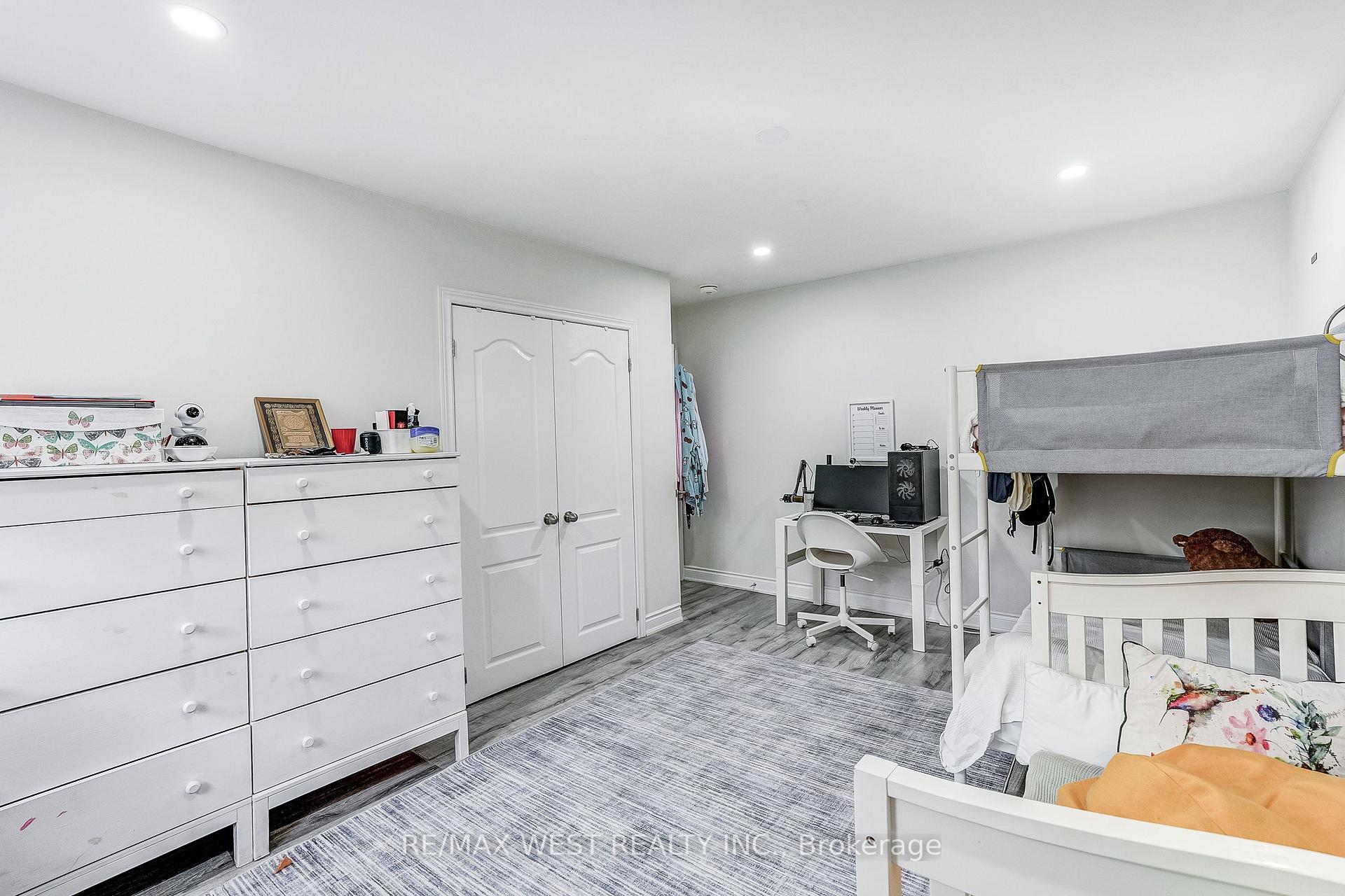 Photo 18 of 19 Archway Crescent, North York, Humbermede — HOMEH