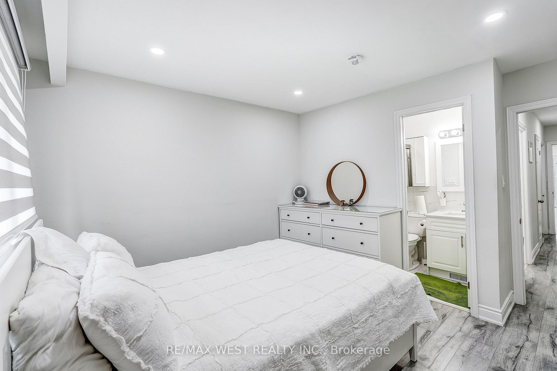 Photo 20 of 19 Archway Crescent, North York, Humbermede — HOMEH
