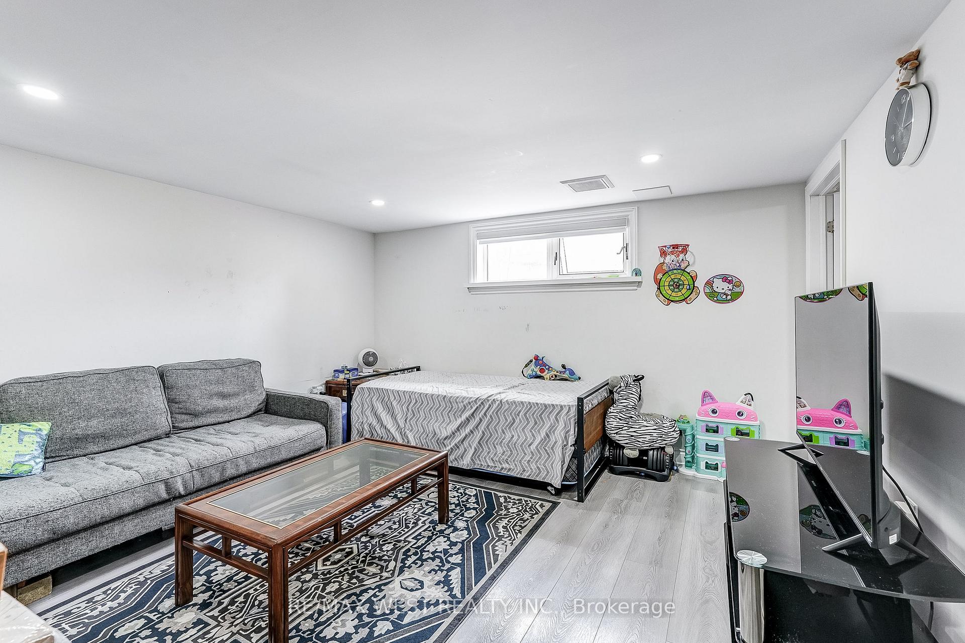 Photo 23 of 19 Archway Crescent, North York, Humbermede — HOMEH