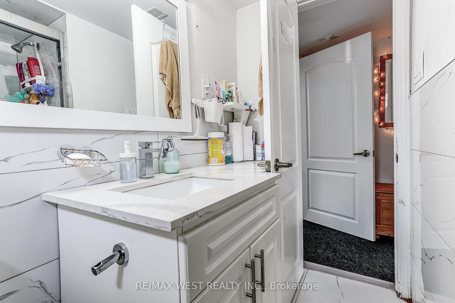 Photo 26 of 19 Archway Crescent, North York, Humbermede — HOMEH