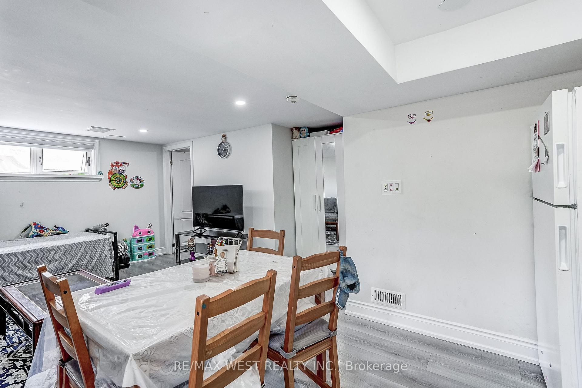 Photo 28 of 19 Archway Crescent, North York, Humbermede — HOMEH