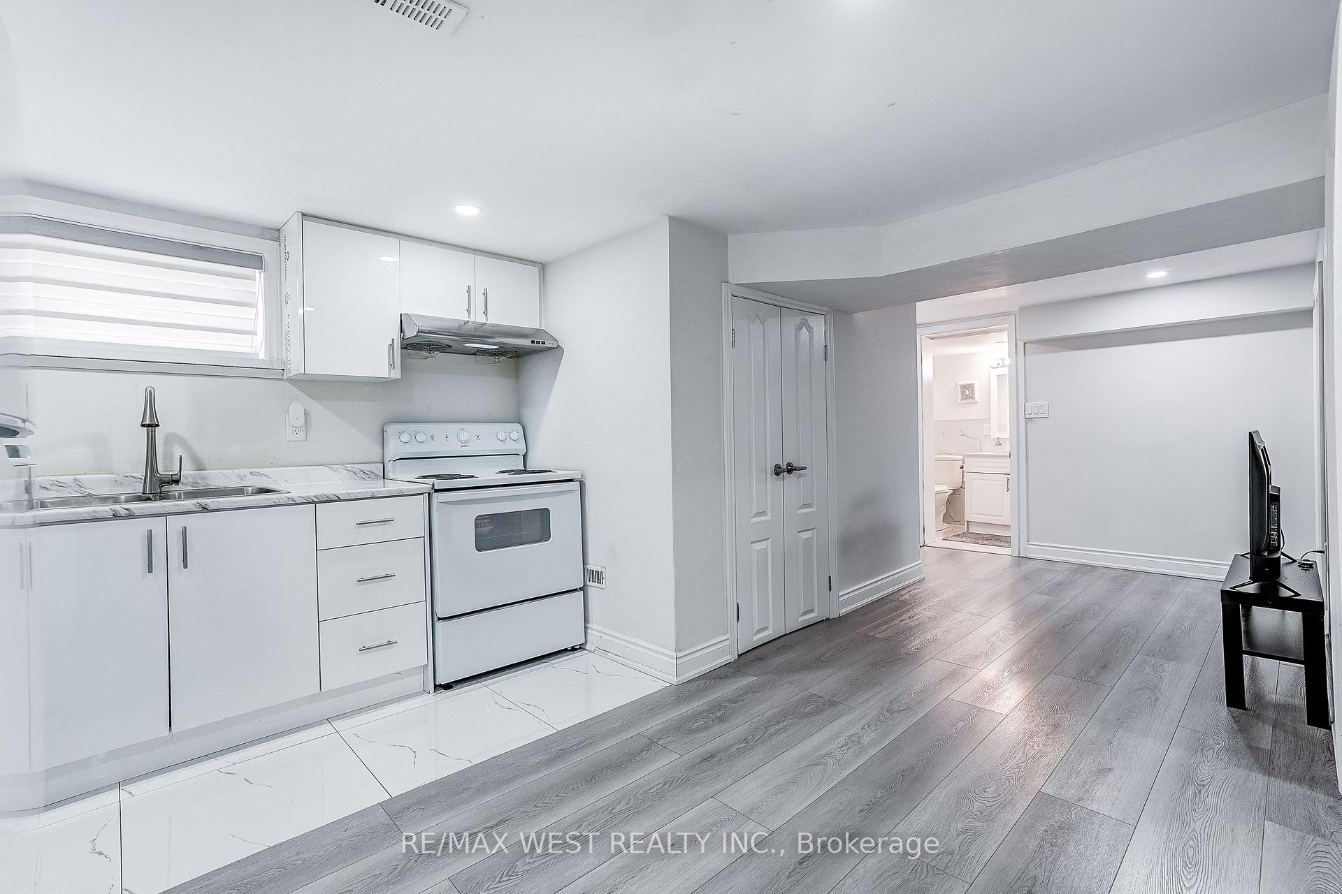 Photo 33 of 19 Archway Crescent, North York, Humbermede — HOMEH