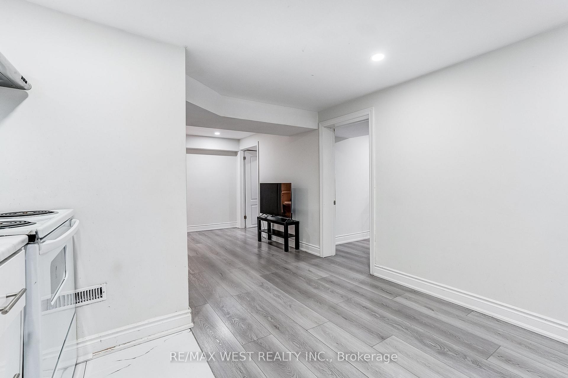 Photo 34 of 19 Archway Crescent, North York, Humbermede — HOMEH