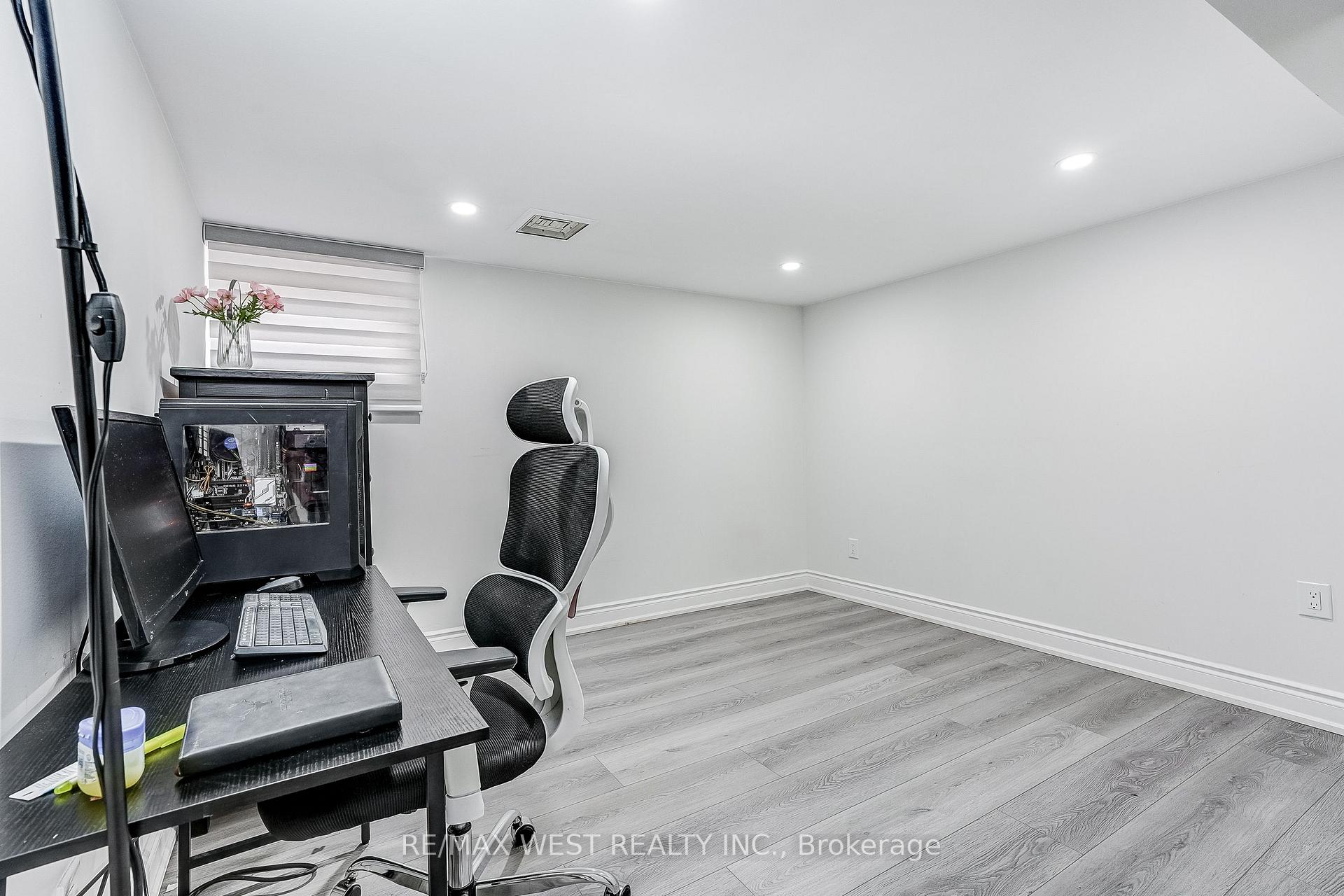 Photo 36 of 19 Archway Crescent, North York, Humbermede — HOMEH