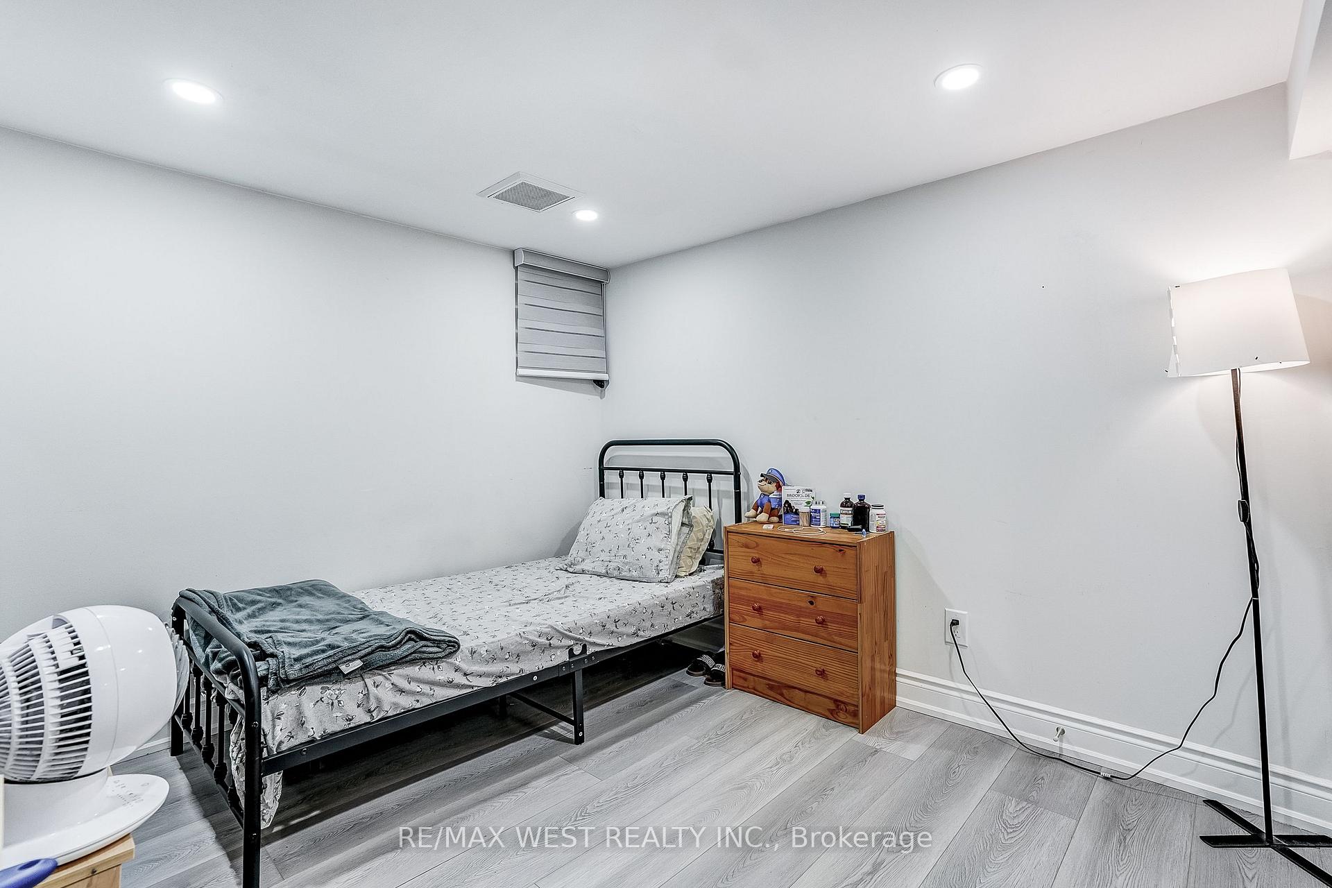Photo 38 of 19 Archway Crescent, North York, Humbermede — HOMEH