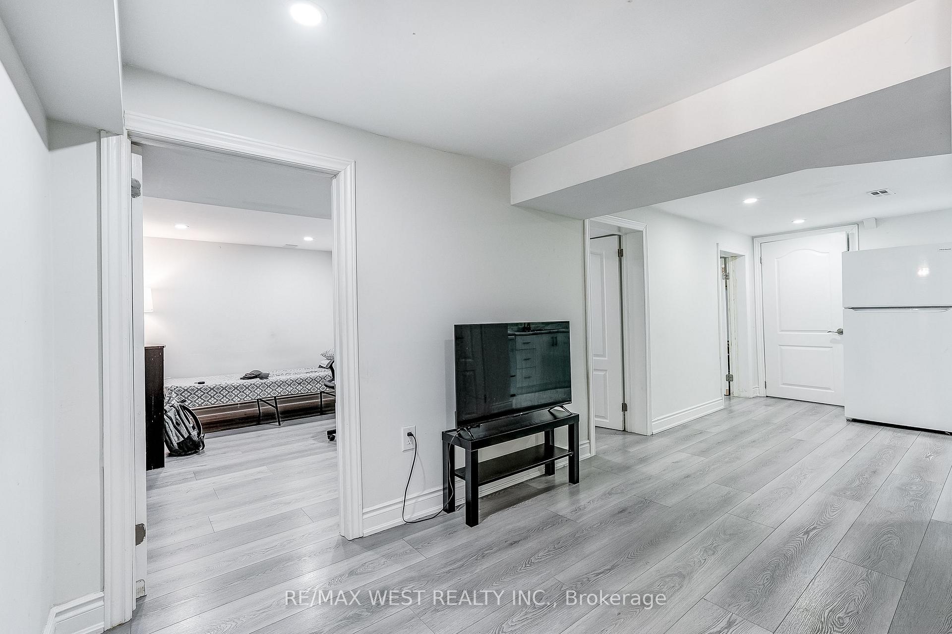 Photo 40 of 19 Archway Crescent, North York, Humbermede — HOMEH
