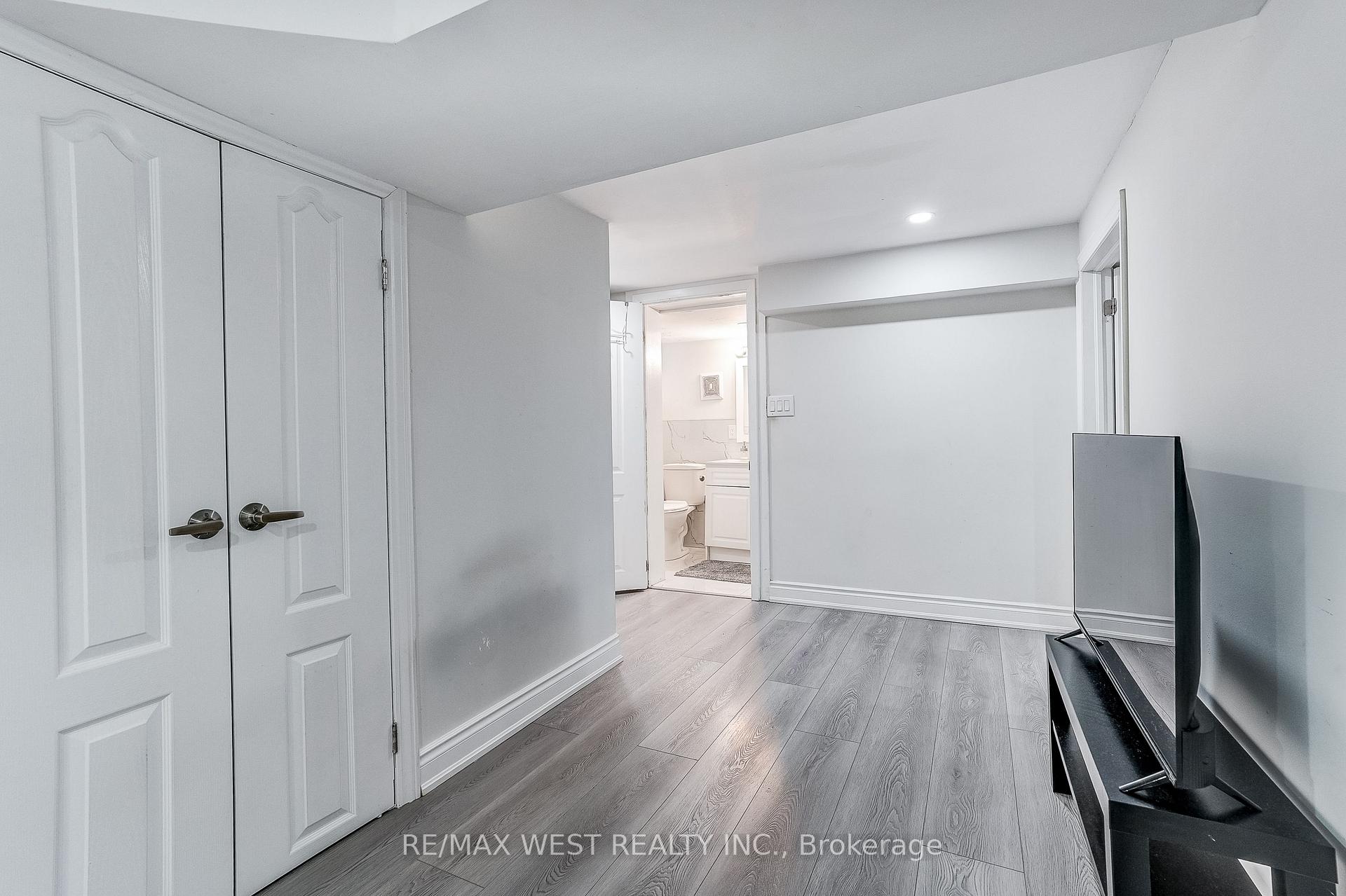 Photo 41 of 19 Archway Crescent, North York, Humbermede — HOMEH