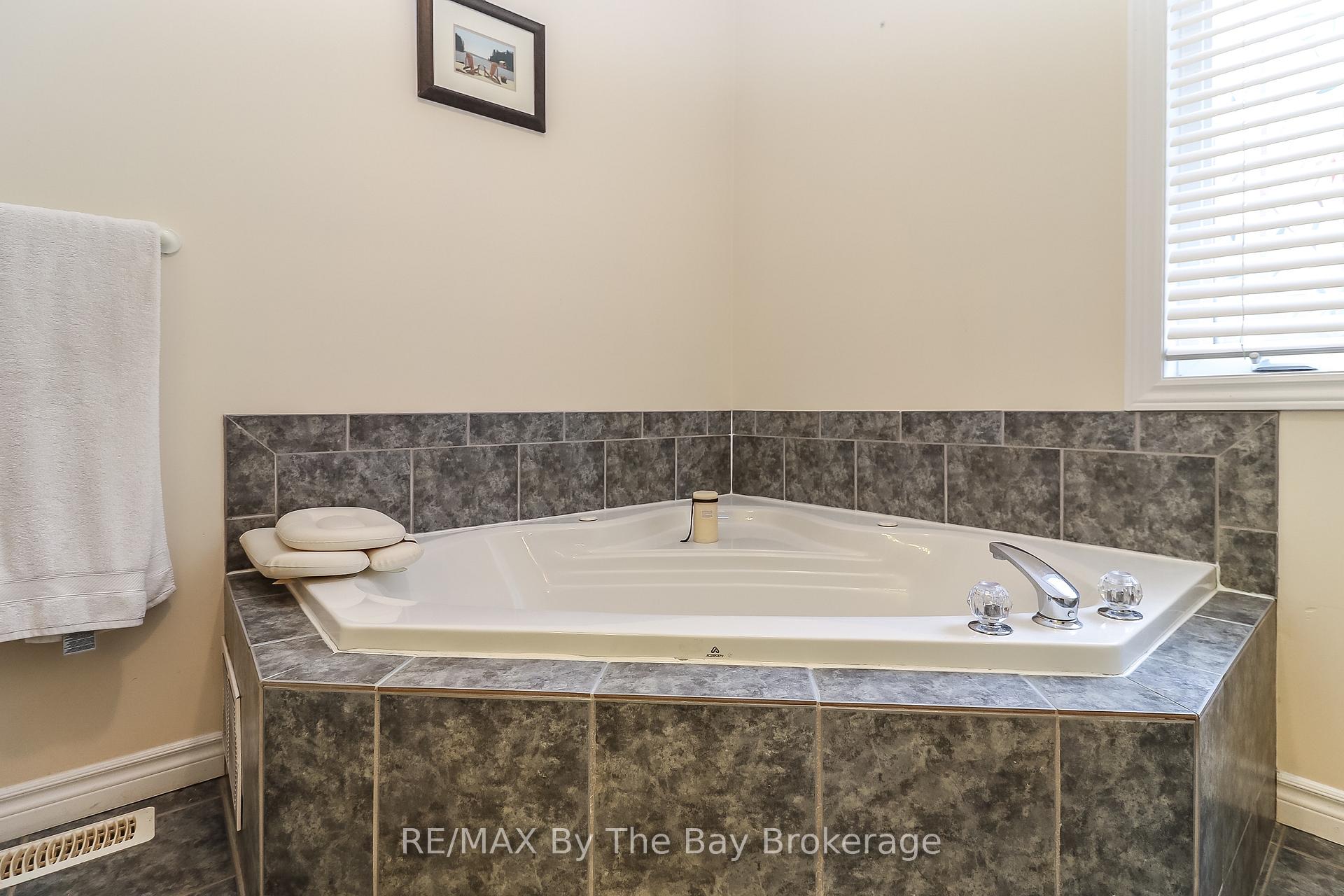 Photo 16 of 60 Martyn Drive, Wasaga Beach — HOMEH