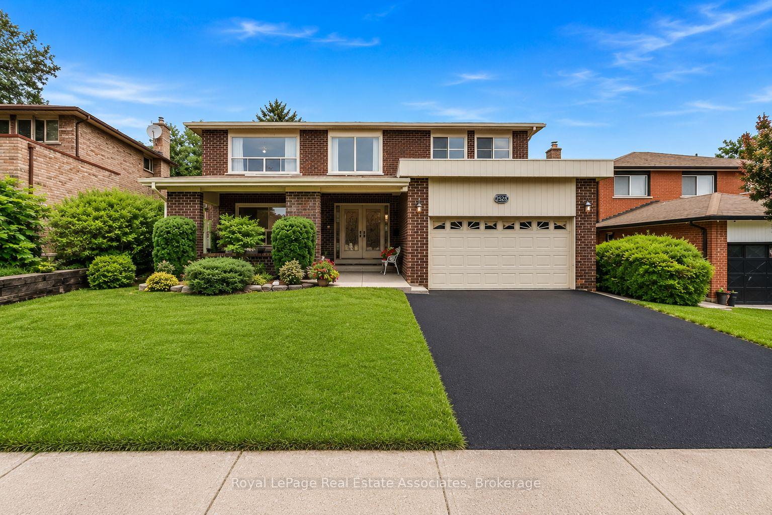 Photo 2 of 2529 Claymore Crescent, Mississauga, Erindale — HOMEH
