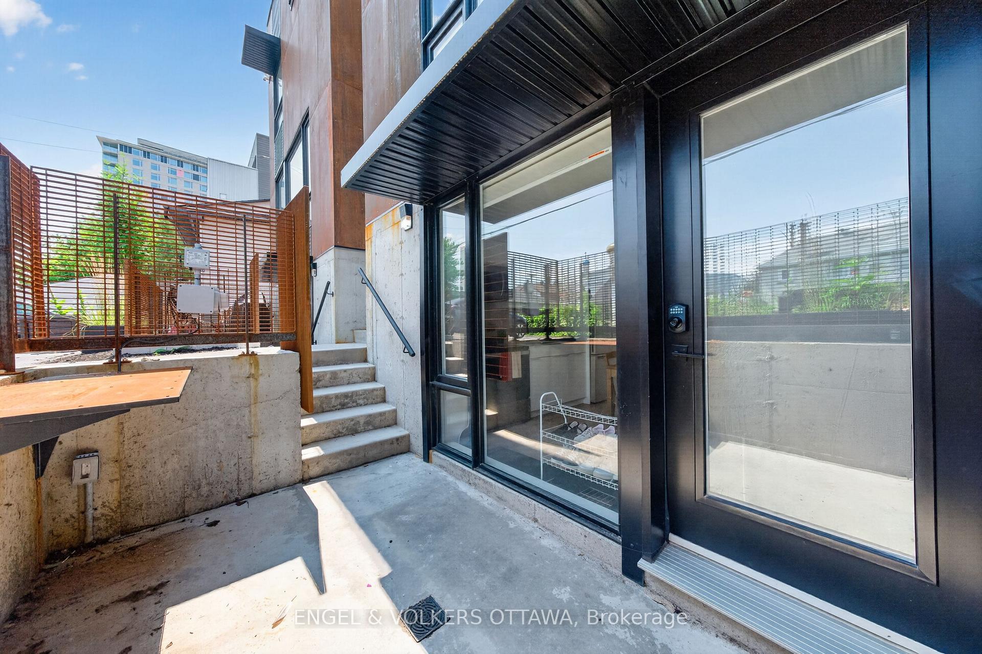 Photo 2 of Unit D, 117 Carruthers Avenue, Ottawa, Mechanicsville — HOMEH
