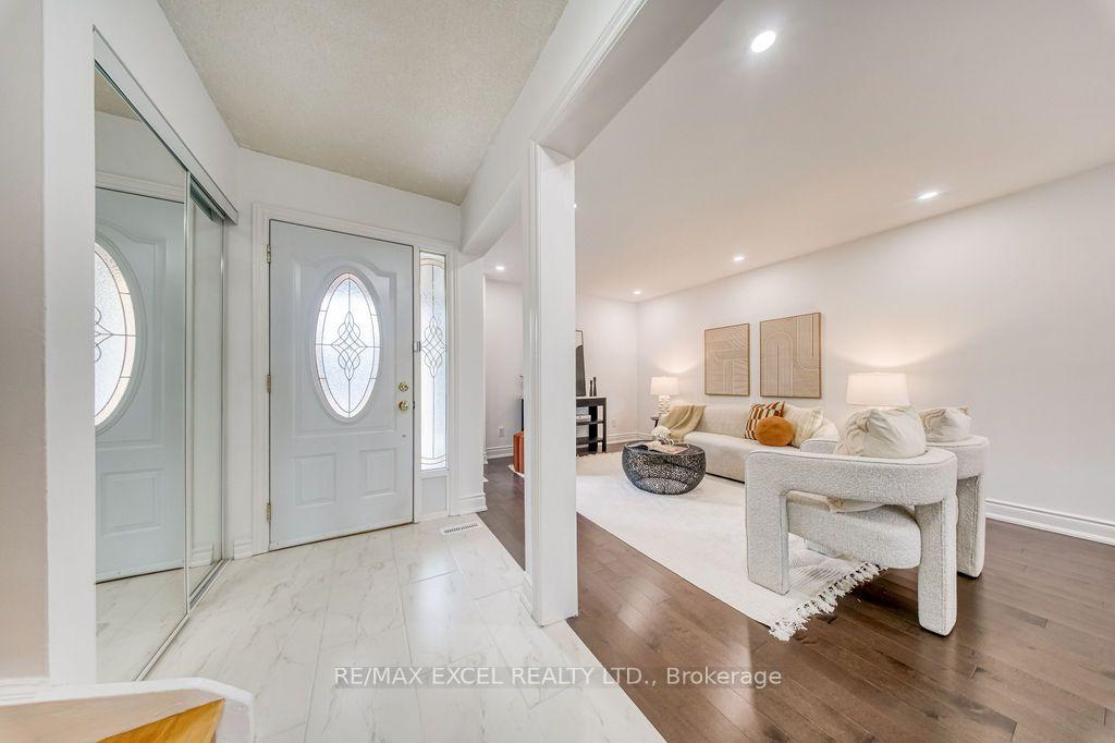 Photo 2 of 25 Barrington Crescent, Markham, Milliken Mills West — HOMEH