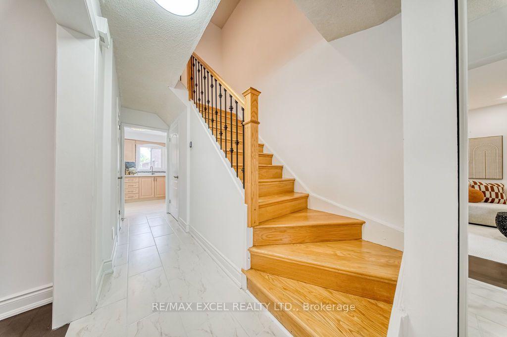 Photo 3 of 25 Barrington Crescent, Markham, Milliken Mills West — HOMEH