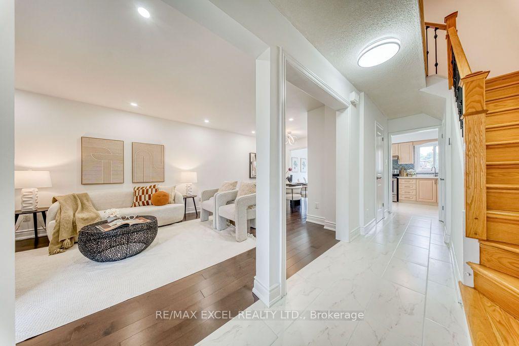 Photo 4 of 25 Barrington Crescent, Markham, Milliken Mills West — HOMEH