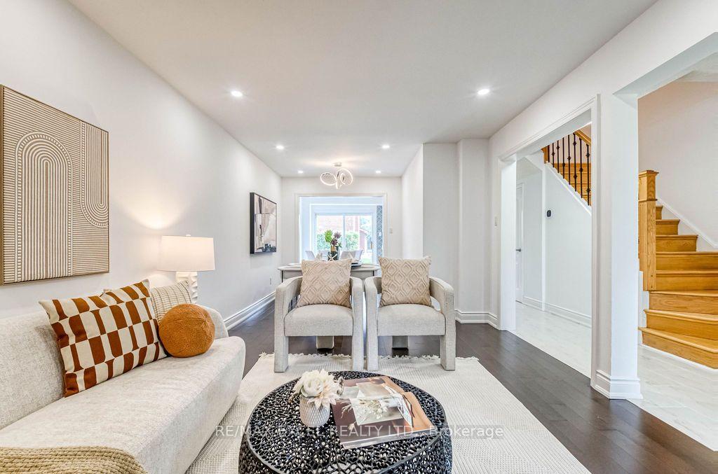 Photo 8 of 25 Barrington Crescent, Markham, Milliken Mills West — HOMEH