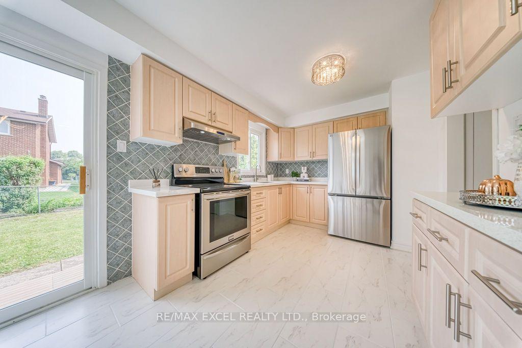 Photo 17 of 25 Barrington Crescent, Markham, Milliken Mills West — HOMEH