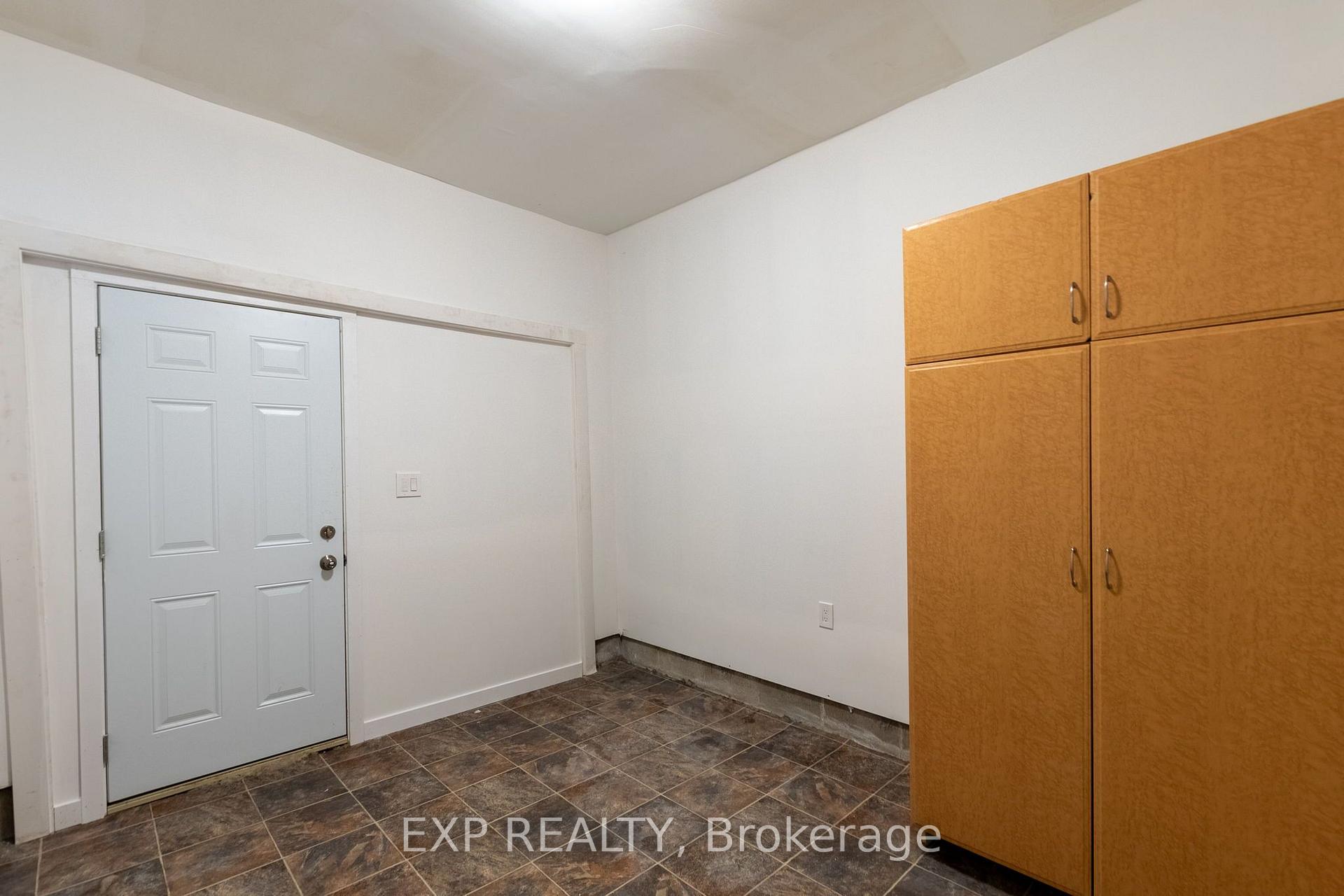 Photo 3 of 614 Chiddington Avenue, London, South R — HOMEH