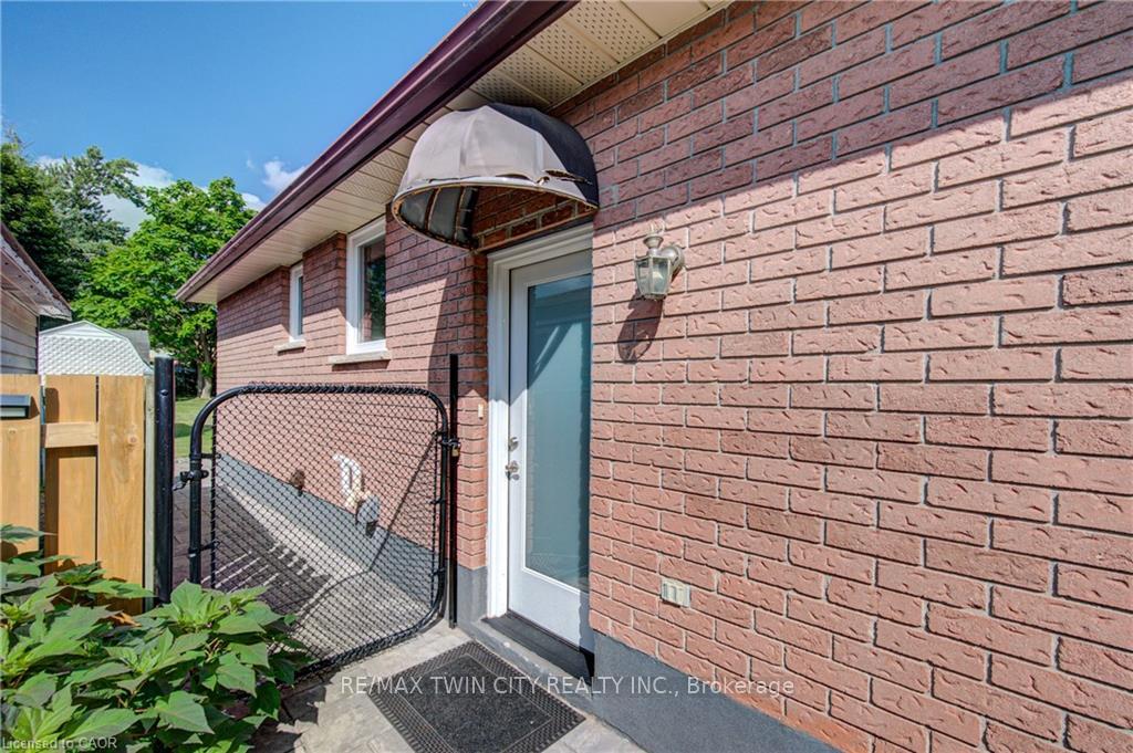 Photo 5 of 8 Pamela Place, Guelph, Willow West/Sugarbush/West Acres — HOMEH