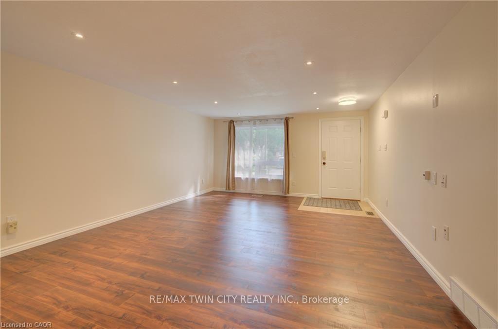 Photo 11 of 8 Pamela Place, Guelph, Willow West/Sugarbush/West Acres — HOMEH