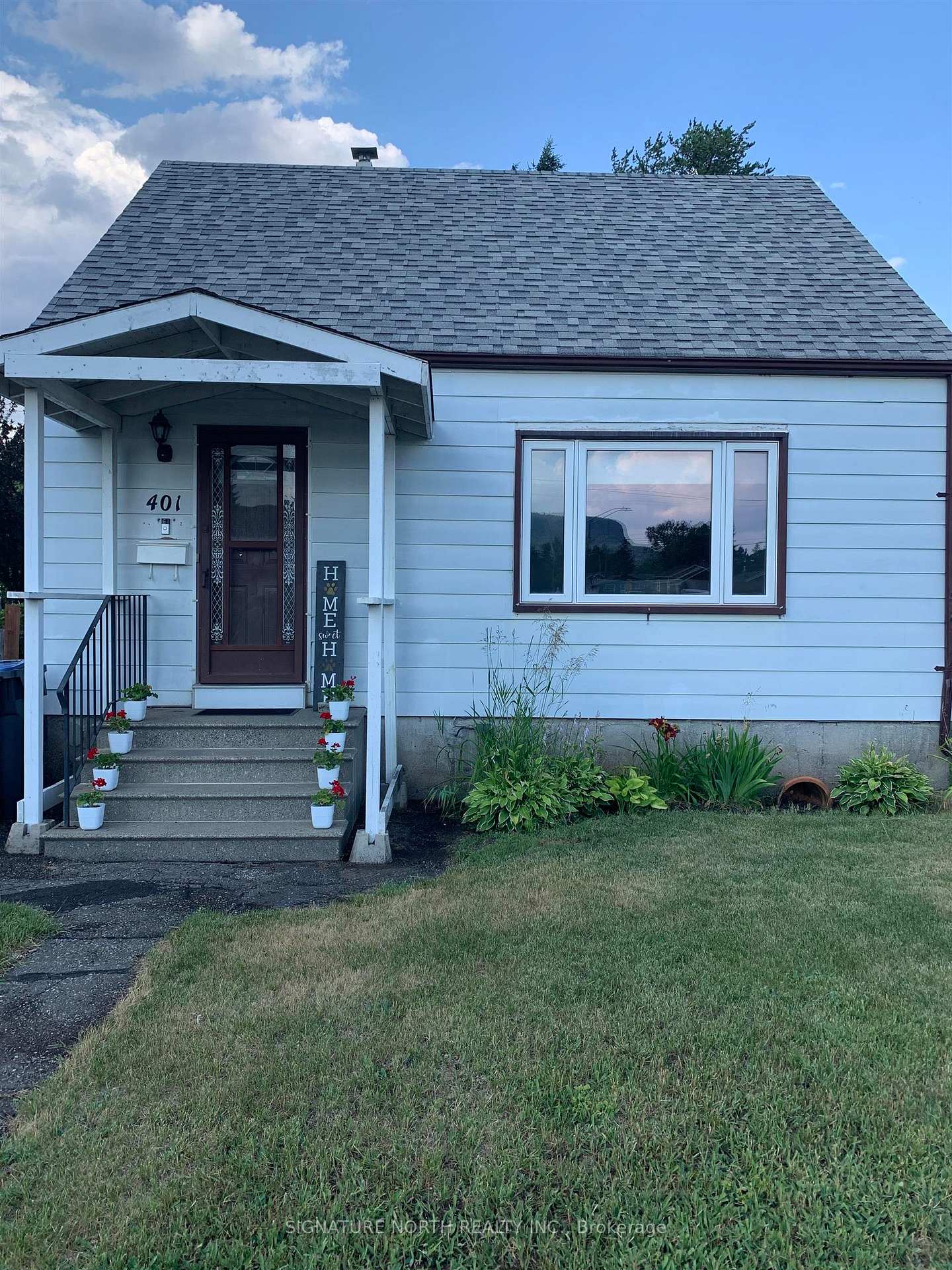 Front of 401 Christina Street W