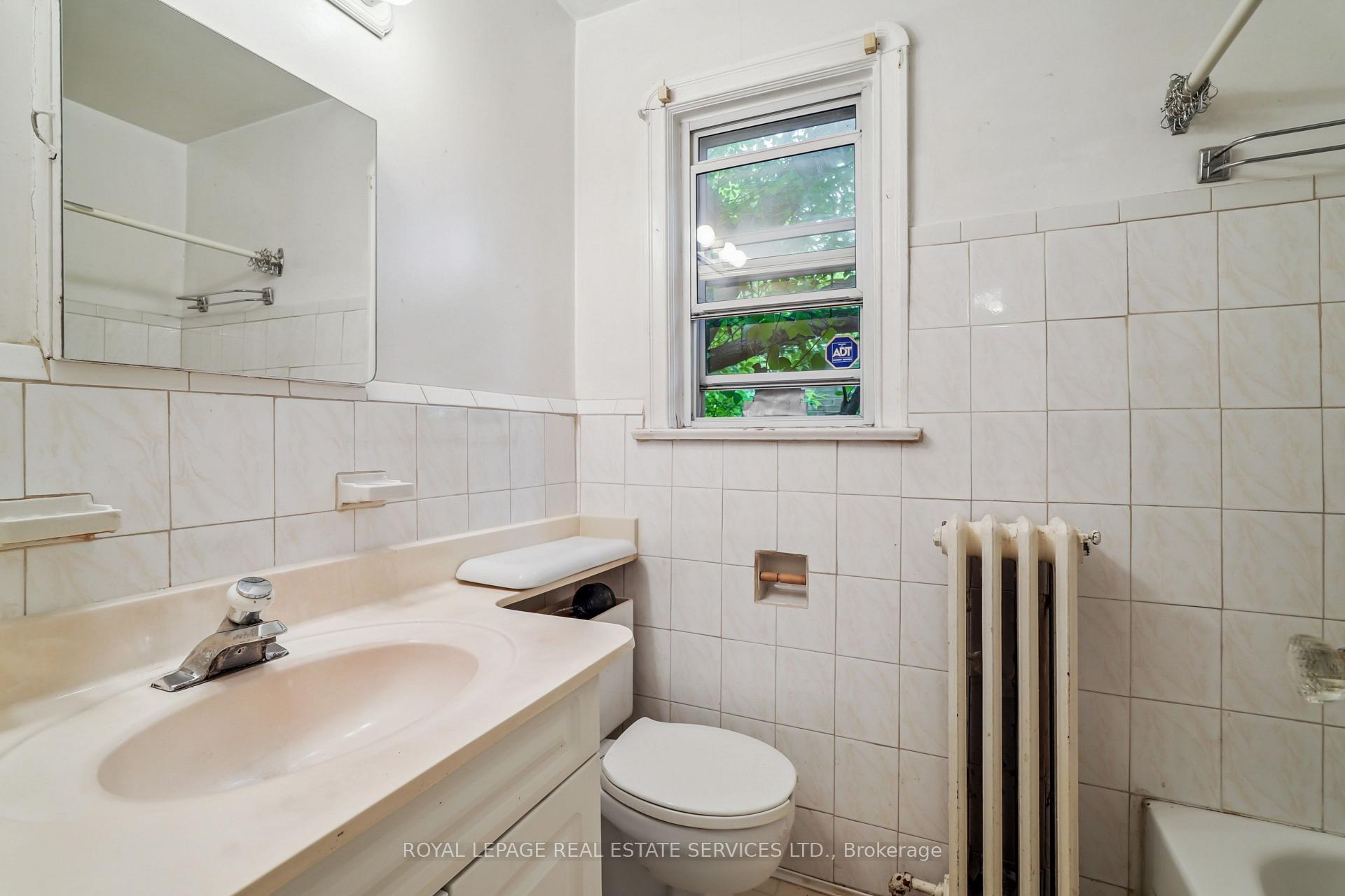 Photo 15 of 326 Lawrence Avenue W, Toronto, Bedford Park-Nortown — HOMEH