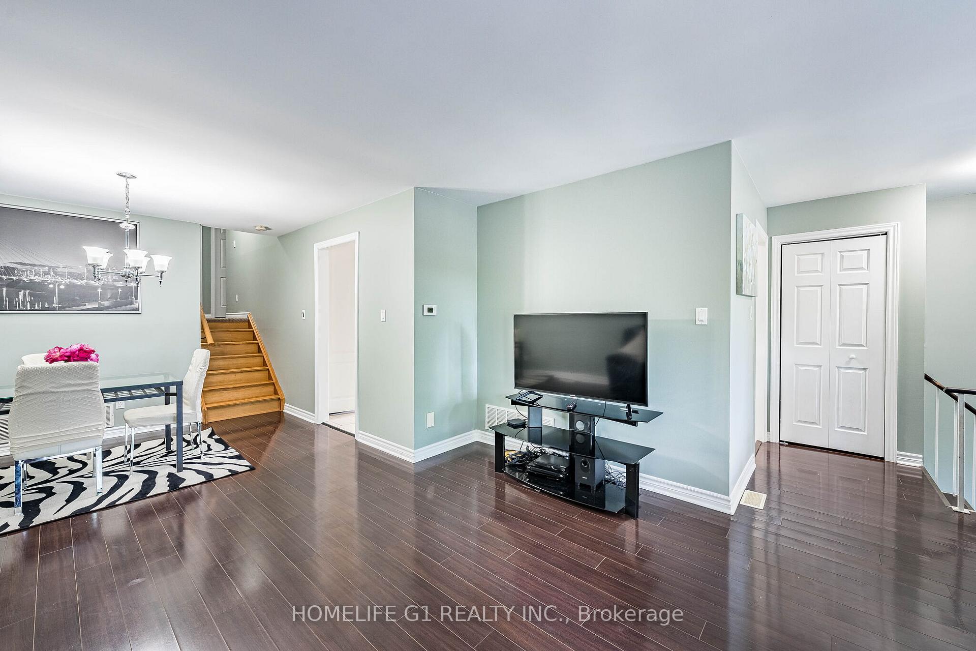 Photo 4 of 8 Holgate Court, Brampton, Heart Lake West — HOMEH