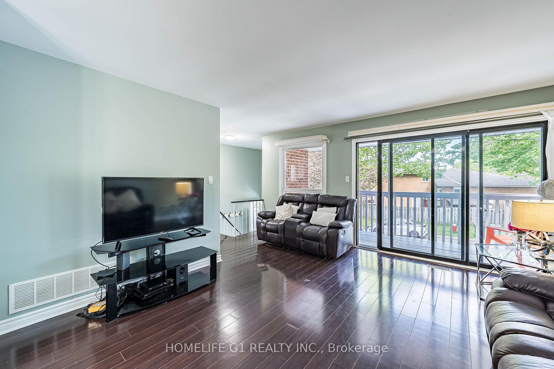 Photo 5 of 8 Holgate Court, Brampton, Heart Lake West — HOMEH