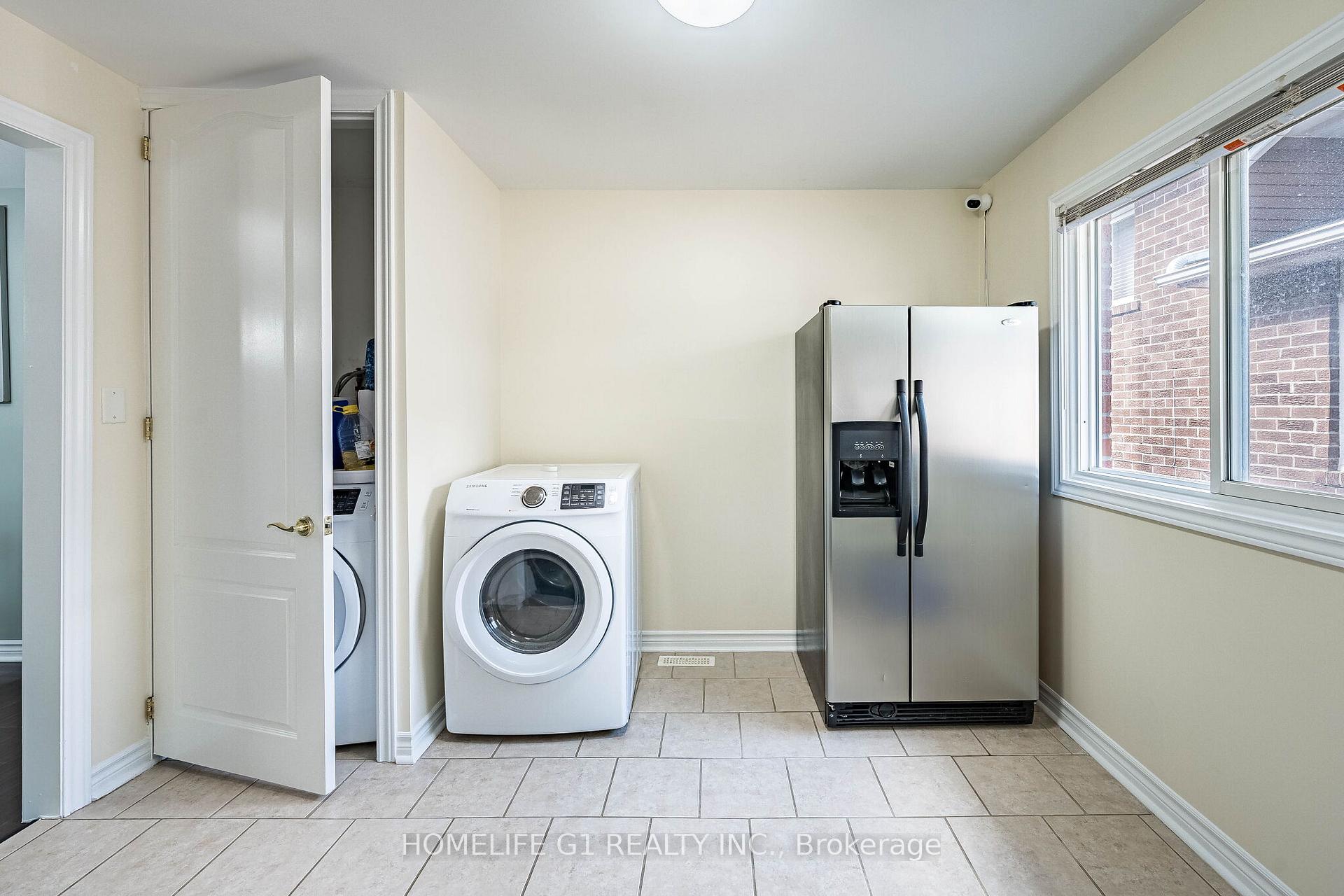 Photo 10 of 8 Holgate Court, Brampton, Heart Lake West — HOMEH