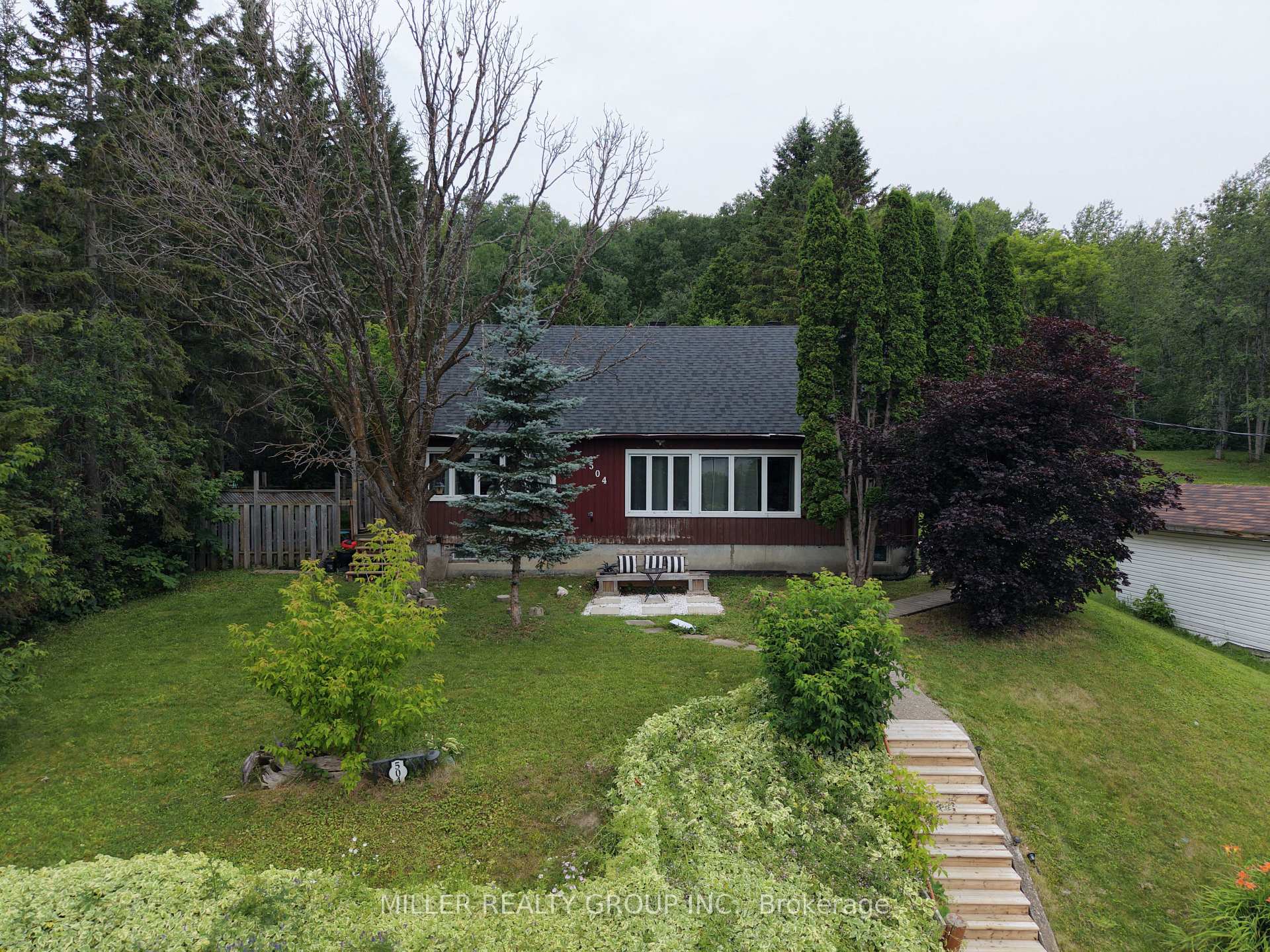 Front of 504 Lakeshore Road N
