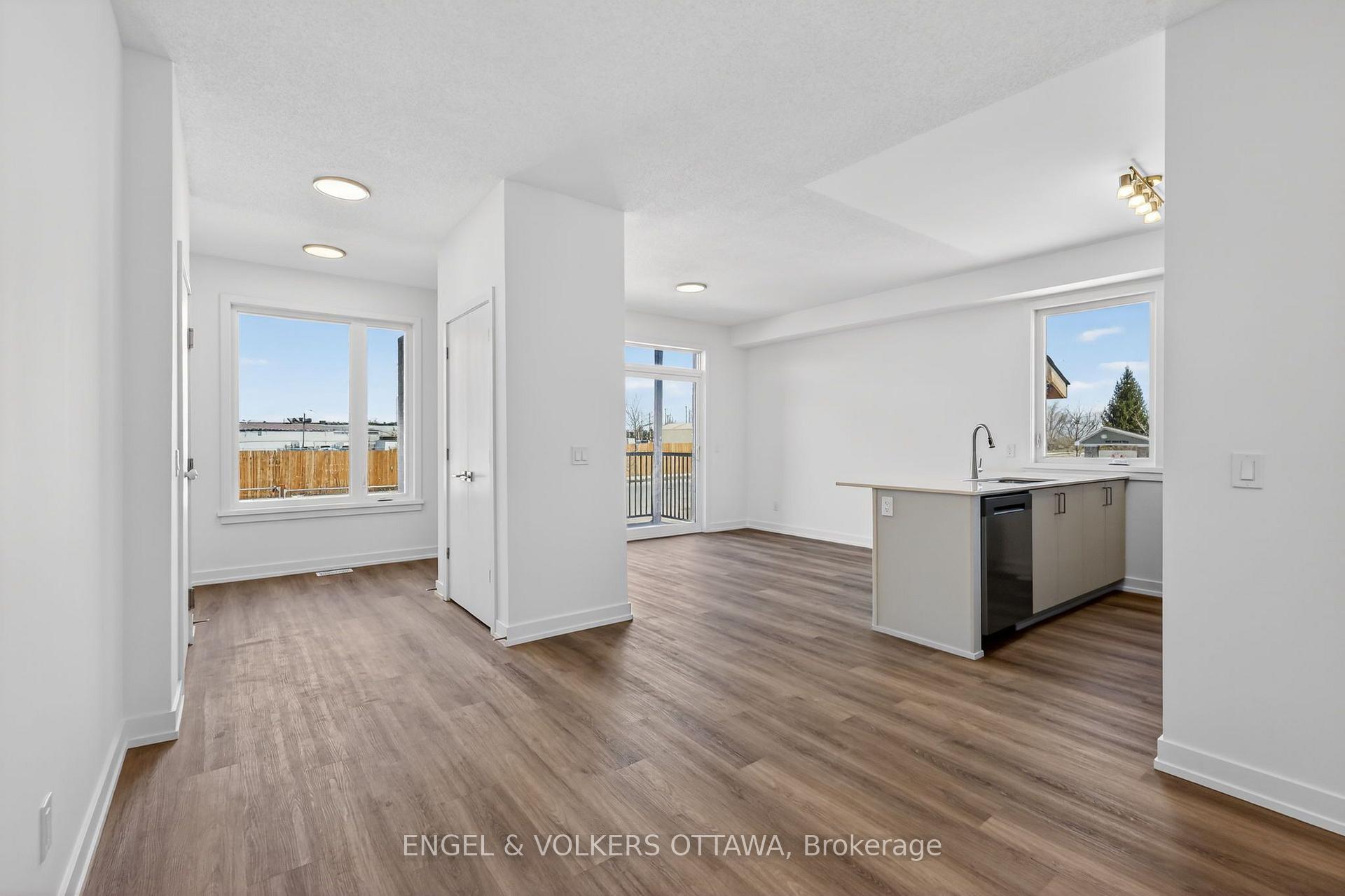 Photo 3 of 124 Stardust Private, Ottawa, Leitrim — HOMEH
