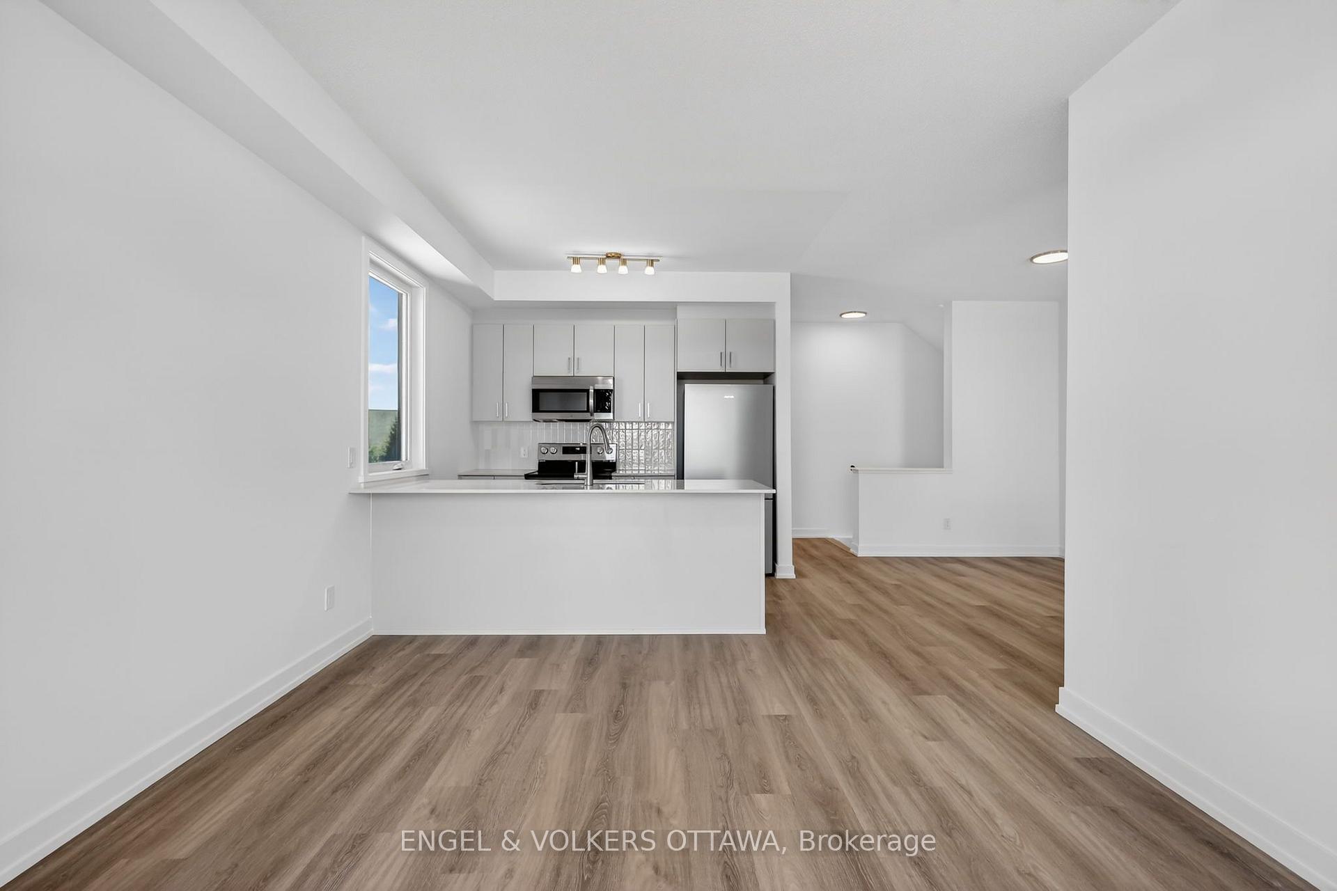 Photo 6 of 124 Stardust Private, Ottawa, Leitrim — HOMEH