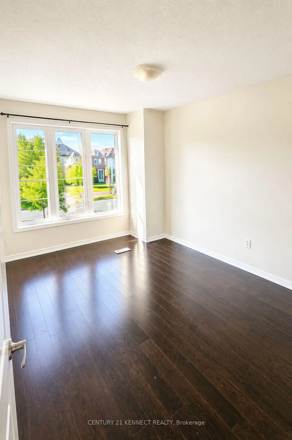 Photo 11 of 84 Gas Lamp Lane, Markham, Cornell — HOMEH