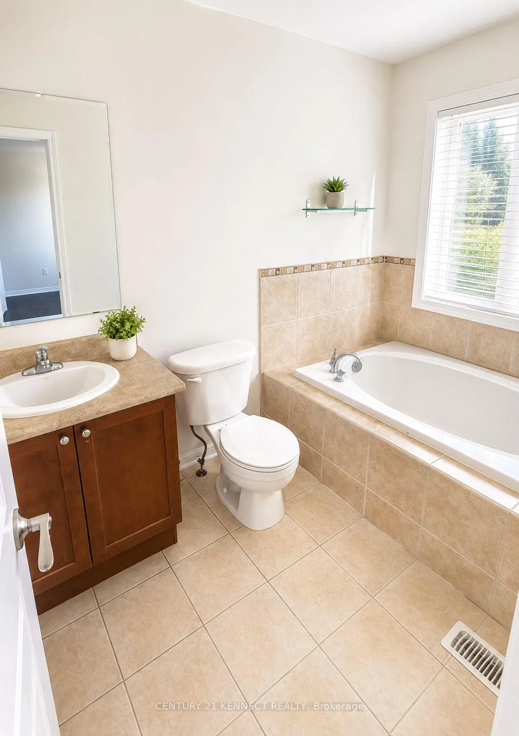 Photo 15 of 84 Gas Lamp Lane, Markham, Cornell — HOMEH