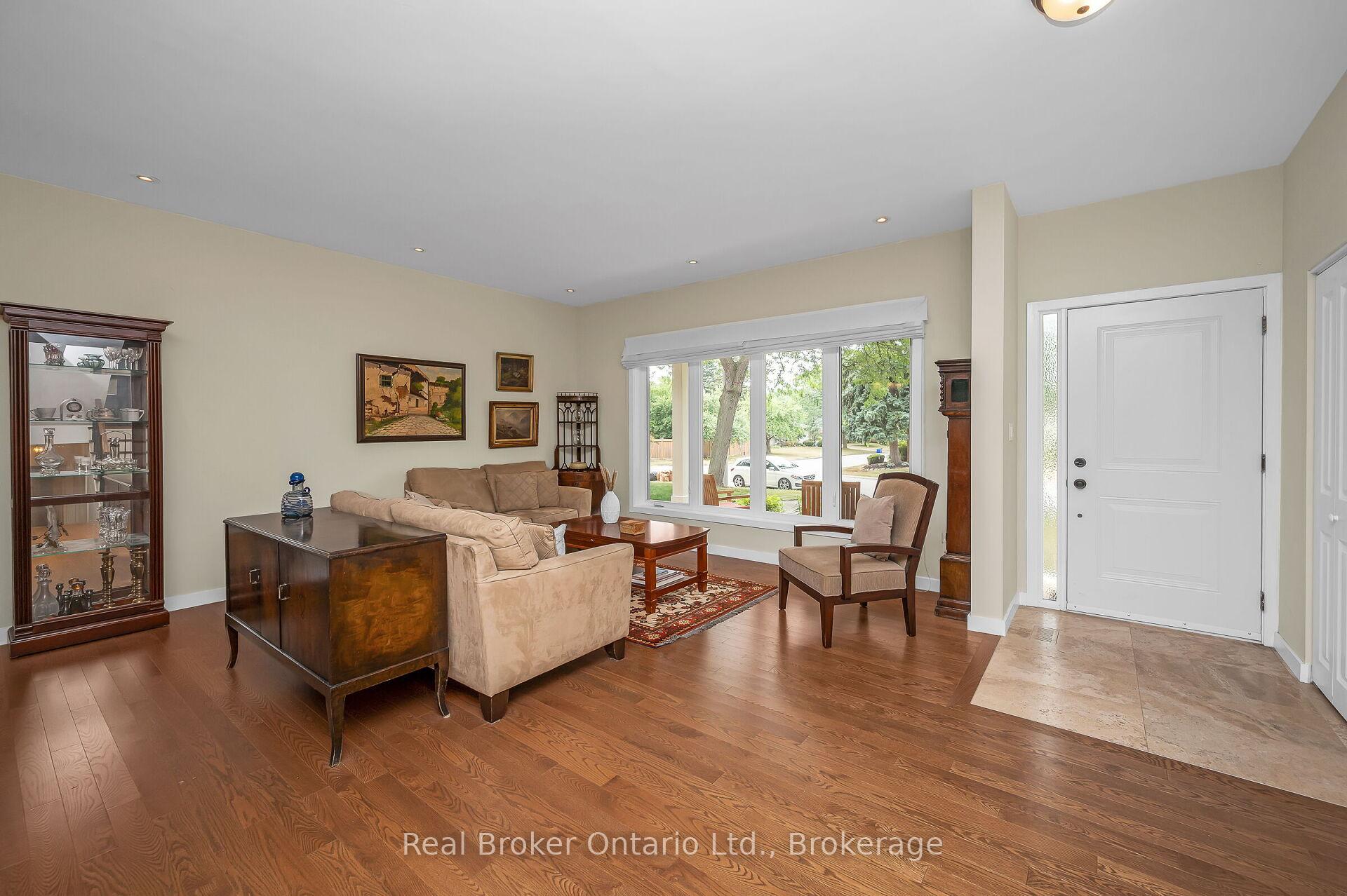 Photo 6 of 285 Surrey Drive, Oakville, Bronte — HOMEH