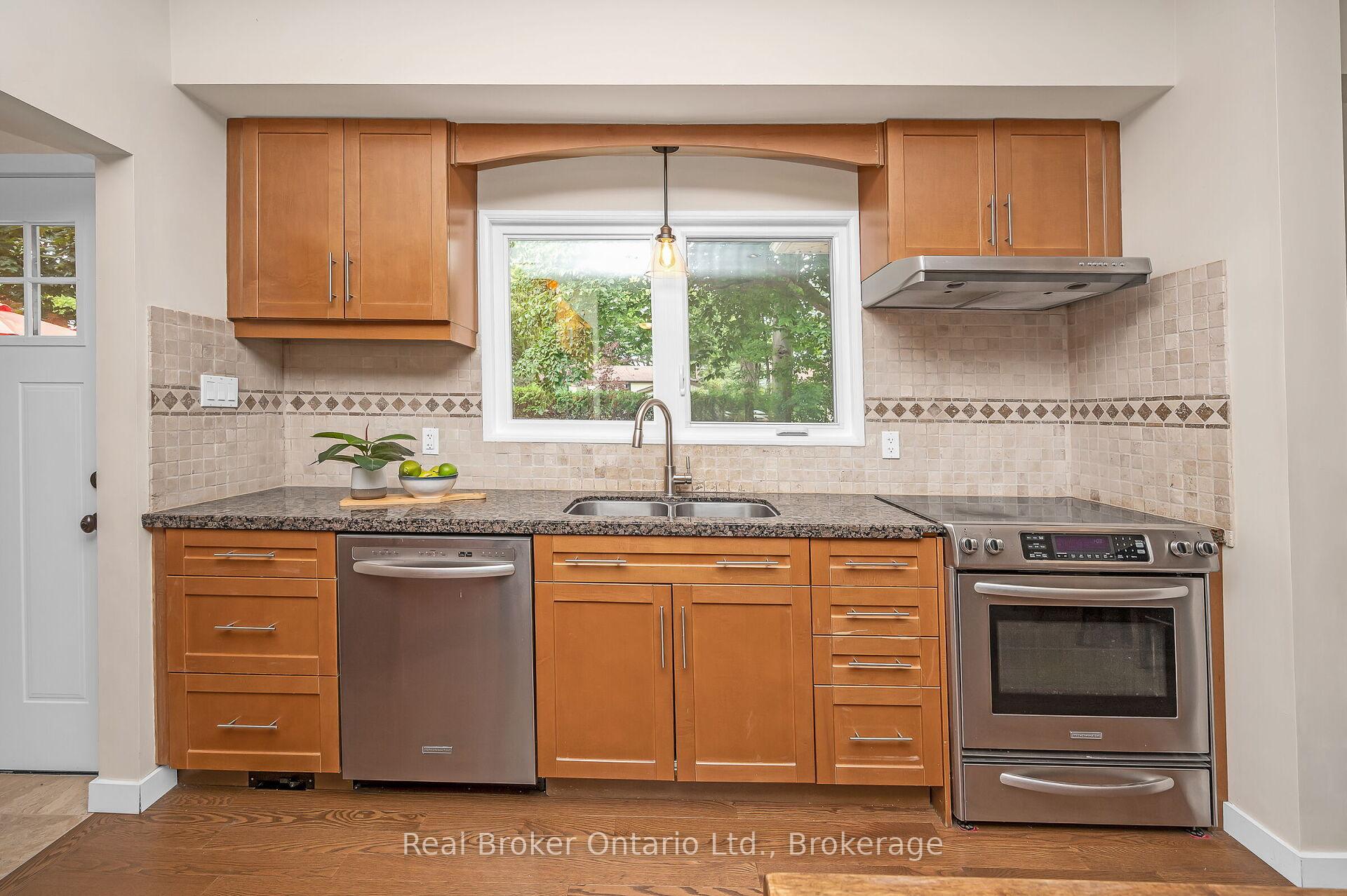 Photo 13 of 285 Surrey Drive, Oakville, Bronte — HOMEH