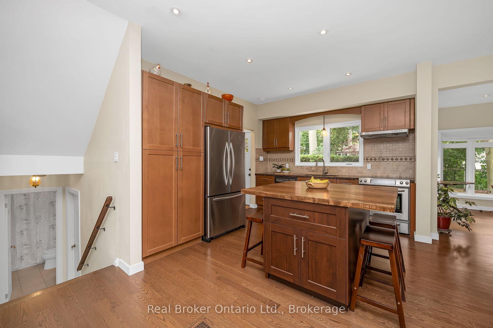 Photo 14 of 285 Surrey Drive, Oakville, Bronte — HOMEH